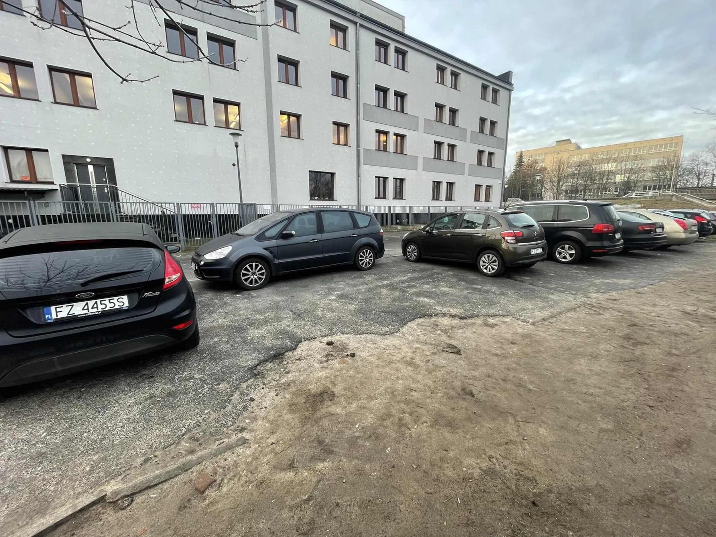 kierowca ewidentnie spał na naukach parkowania i na parkingu prostopadłym zaparkował równolegle na 3 miejscach