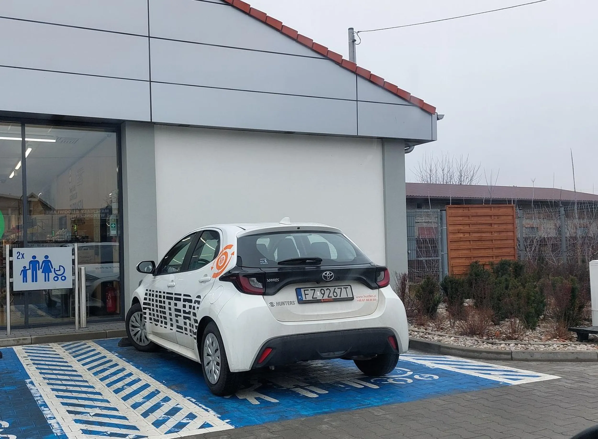 Przyjechała bez dzieci i parkuje na miejscu rodzinnym. Gdzie ty się kobieto uchowałaś z takim zachowaniem.