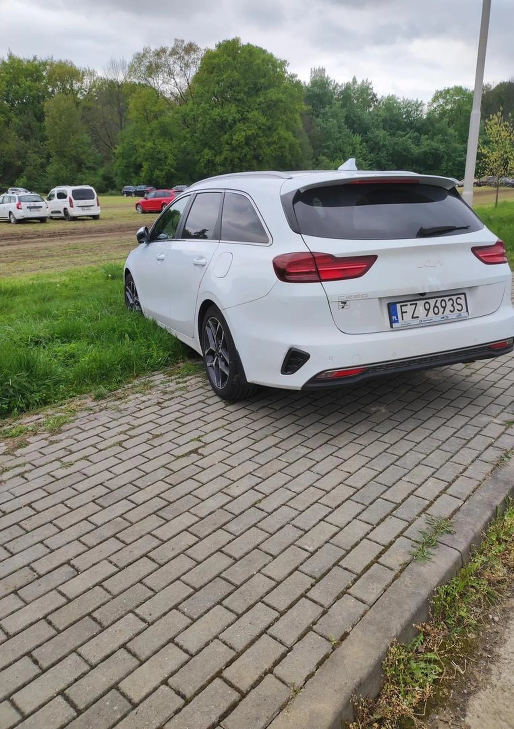 Kolejna ameba, która parkuje na chodniku bo przecież po co poszukać miejsca parkingowego w wyznaczonym miejscu. Trzeba było zepchnąć metr do przodu te auto i jakby było w rowie to byś się nauczył gdzie się parkuje