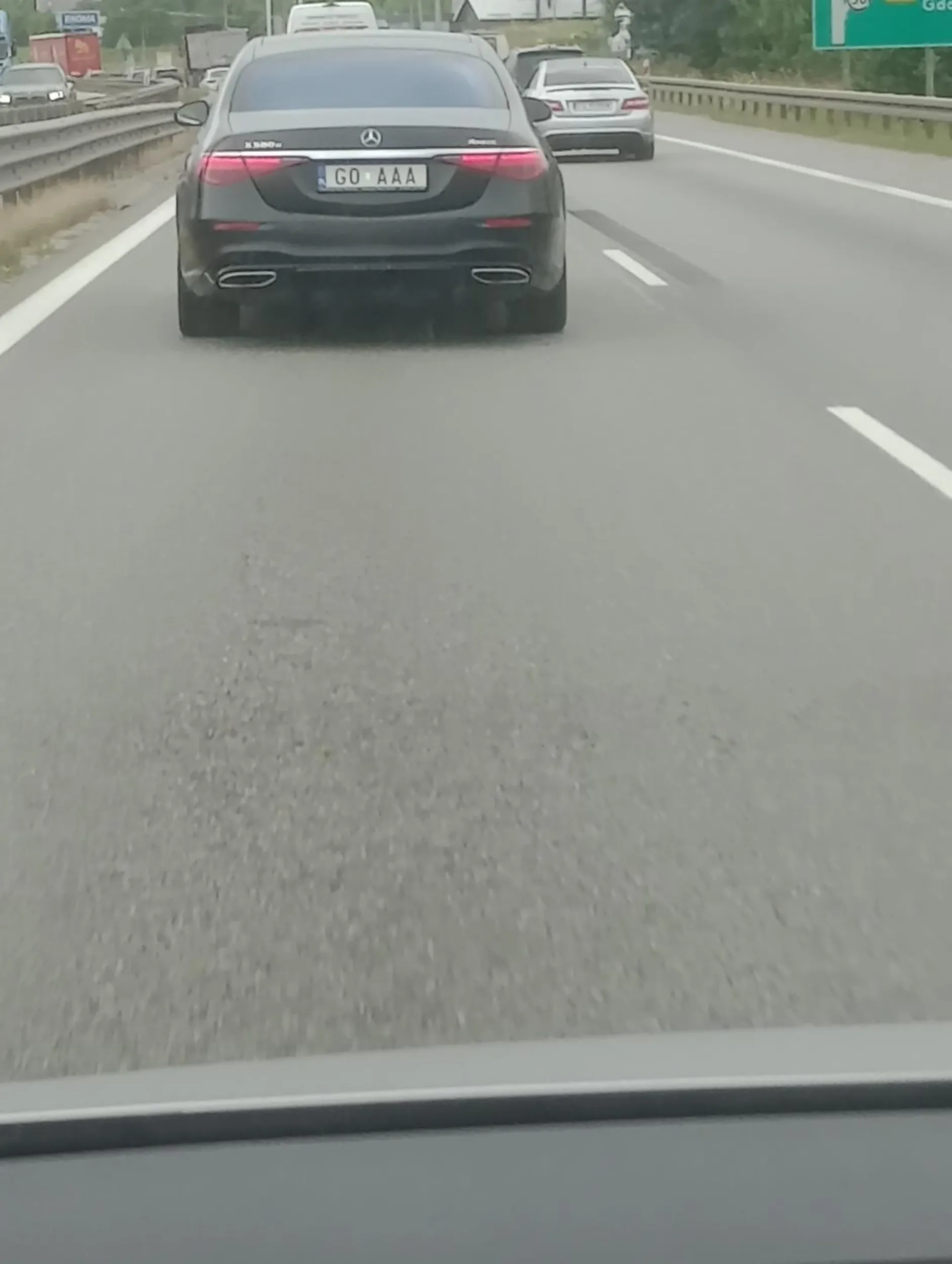 Pan z tego auta na obwodnicy Trójmiasta wciska się na siłę jeździ pasem wyłączonym z ruchu dramat chyba sam powinien iść do AA nie pozdrawiam