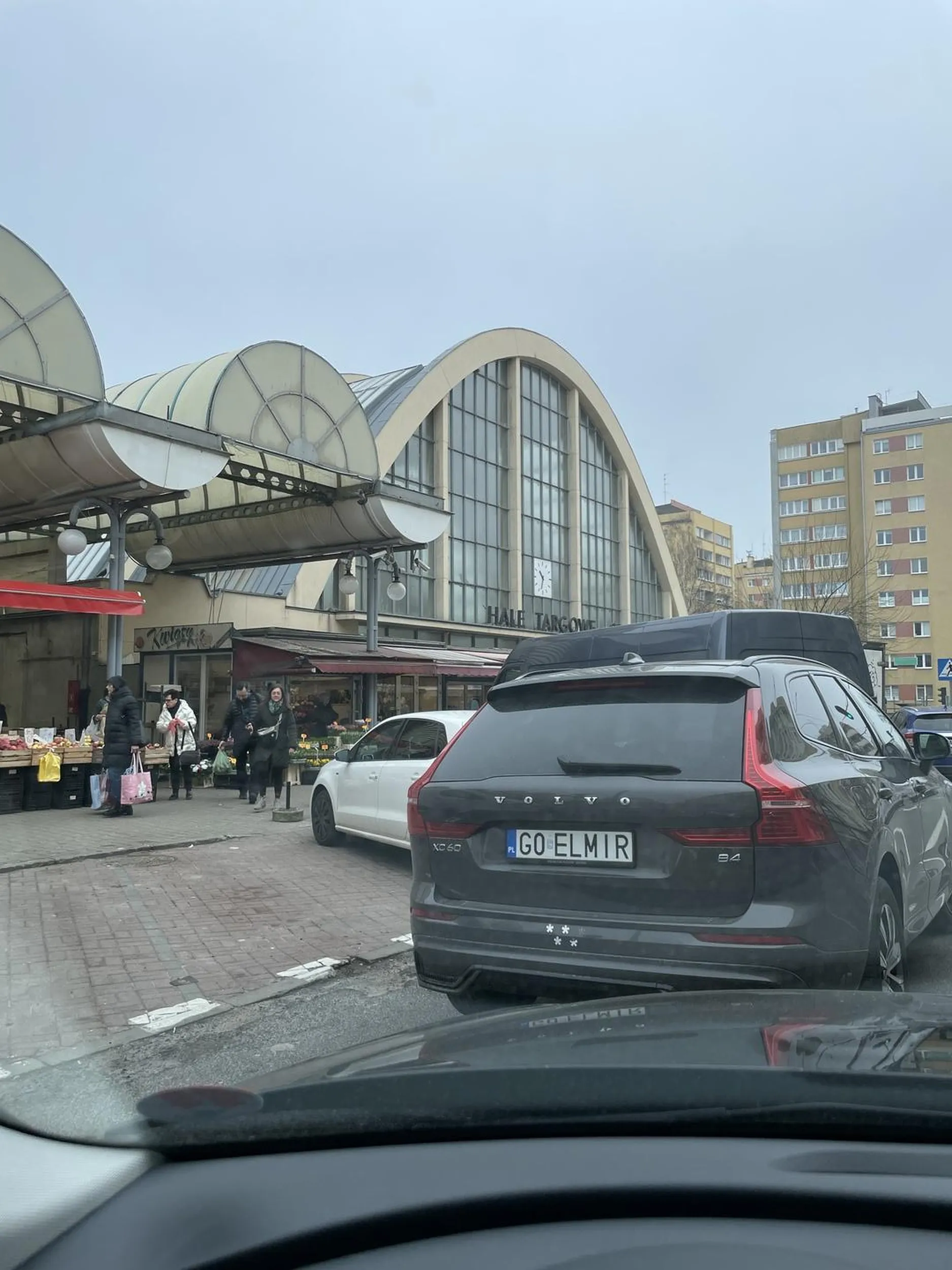 Stoi na pasie i blokuje wyjazd… prawo jazdy wygrane w laysach