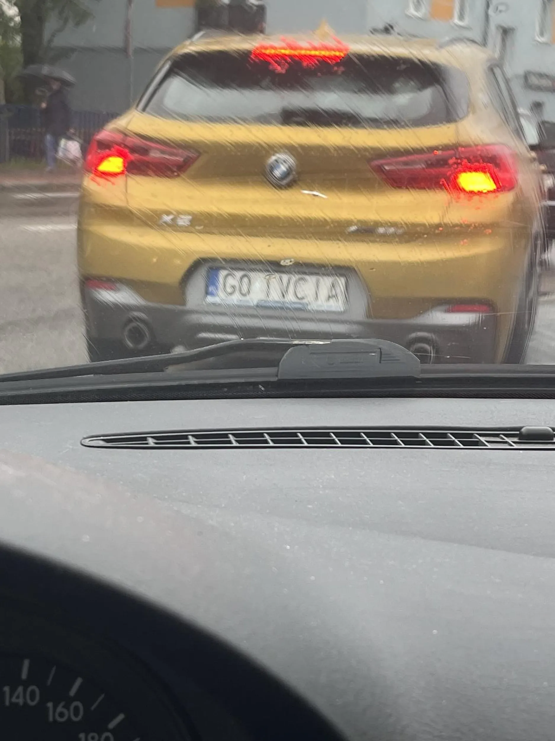 Damulka. Myśli ze jak ma BMW torebeczkę z guess, to może być królową na drodze i zastawiać inne pojazdy