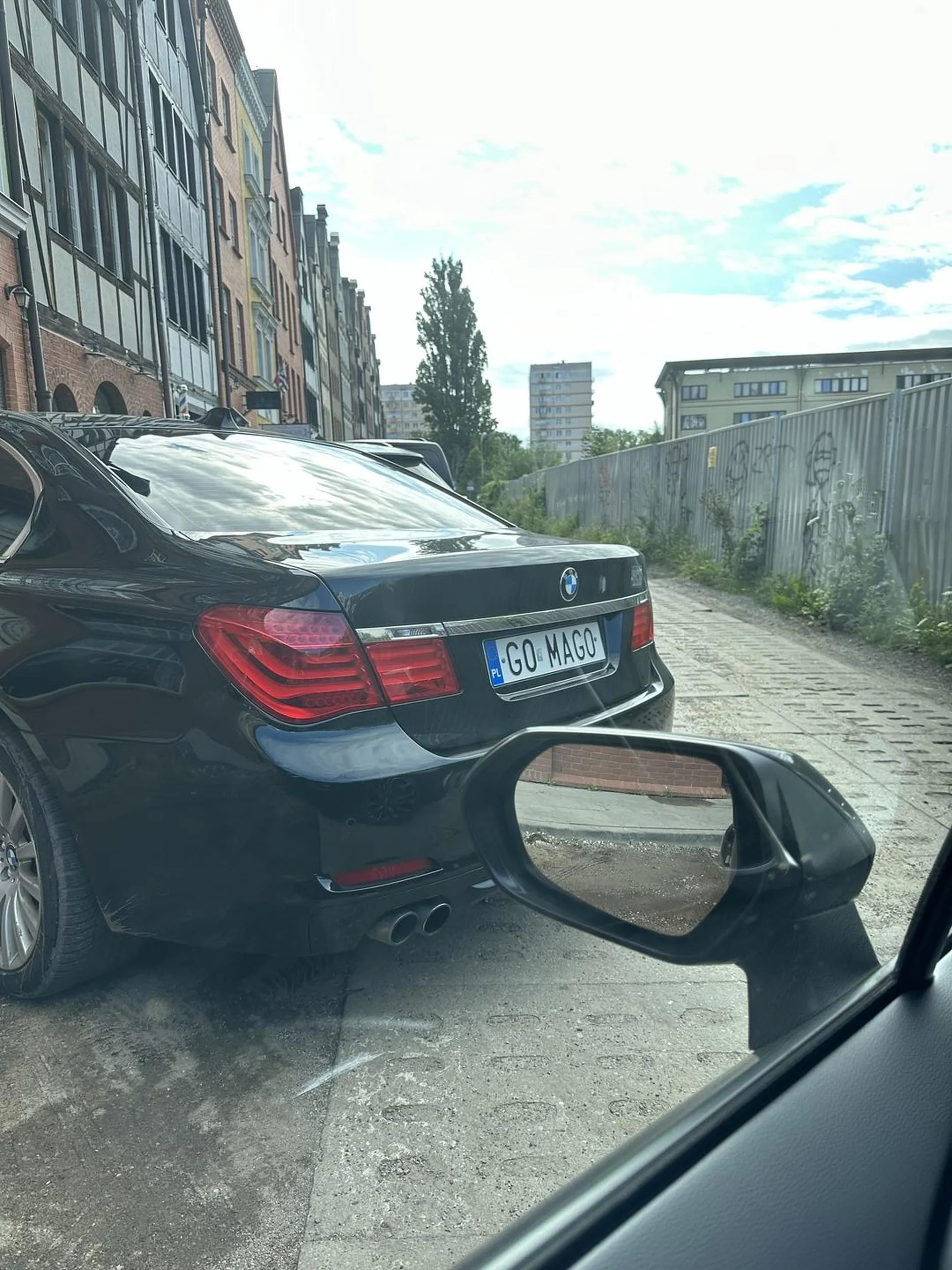 Stara piczo, to że masz bmw nie znaczy, że możesz stawać jak święta krowa. Parkowanie równoległe to problem?? może warto przesiąść się na coś mniejszego, może w Fiacie 500 sobie poradzisz. Nie parkuj jak zastawiasz komuś wyjazd. Karny kutas za parkowanie...