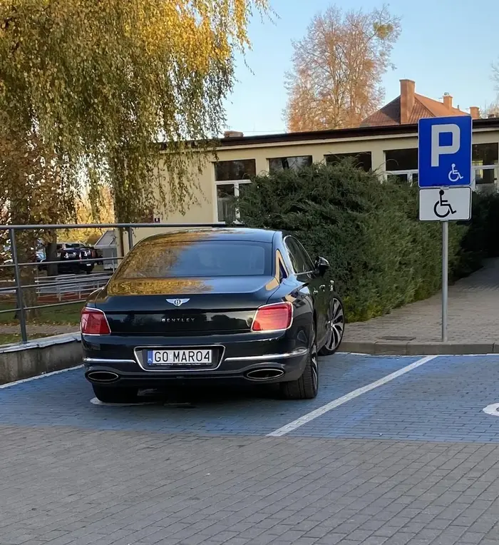 Dobra robota z parkowaniem na miejscu dla niepełnosprawnych, za szybą legitymacji nie widziałem) w dodatku wspaniałe parkowanie skośne.