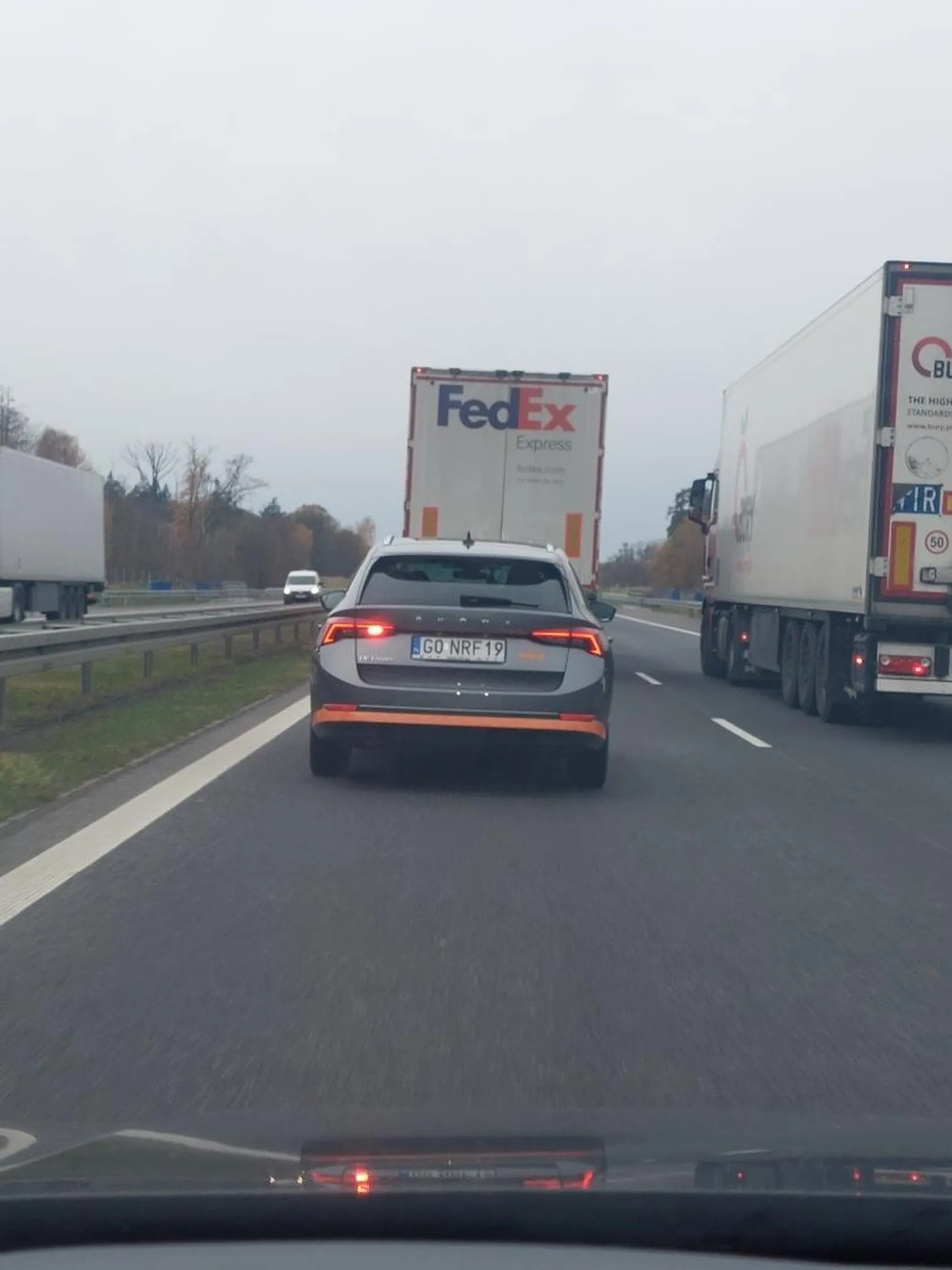 19 listopada 2024 około godziny 8:45 na autostradzie A2 w okolicach Nowego Tomyśla miałem nieprzyjemność spotkać się z kierowcą pojazdu o numerze rejestracyjnym G0 NRF19. Sposób jego jazdy był skrajnie nieodpowiedzialny – jechał jak wariat, zdecydowanie przekraczając dopuszczalną prędkość (nawet jak na autostradowe 140), mrugał długimi światłami, gdy ja, a wcześniej inny kierowca wyprzedzaliśmy TIRy, także trąbił jakby mu to w czymś pomagało. Takie zachowanie stwarza realne zagrożenie dla wszystkich uczestników ruchu drogowego. Zastanów się kierowco. Chciałbym dodatkowo wyrazić współczucie firmie NRF, która najwyraźniej zatrudnia pracownika prezentującego tak niebezpieczną postawę na drodze. Mam nadzieję, że ktoś zwróci uwagę na ten problem, zanim dojdzie do tragedii.