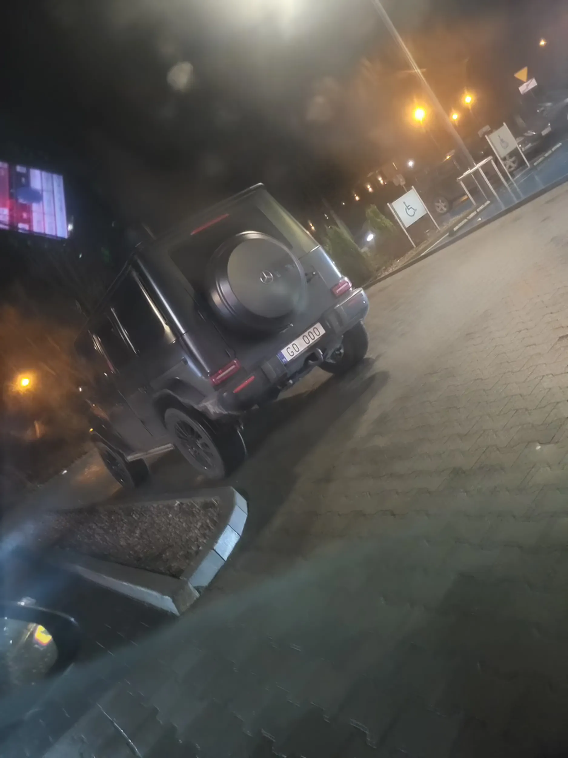 Naucz się parkować lafiryndo. Miejsc pełno a księżniczka parkuje jak chce. Mercedes nie daje ci immunitetu lumpiaro. Więcej gadaj przez telefon. Jak za duże auto to na smarta się przesiądź.