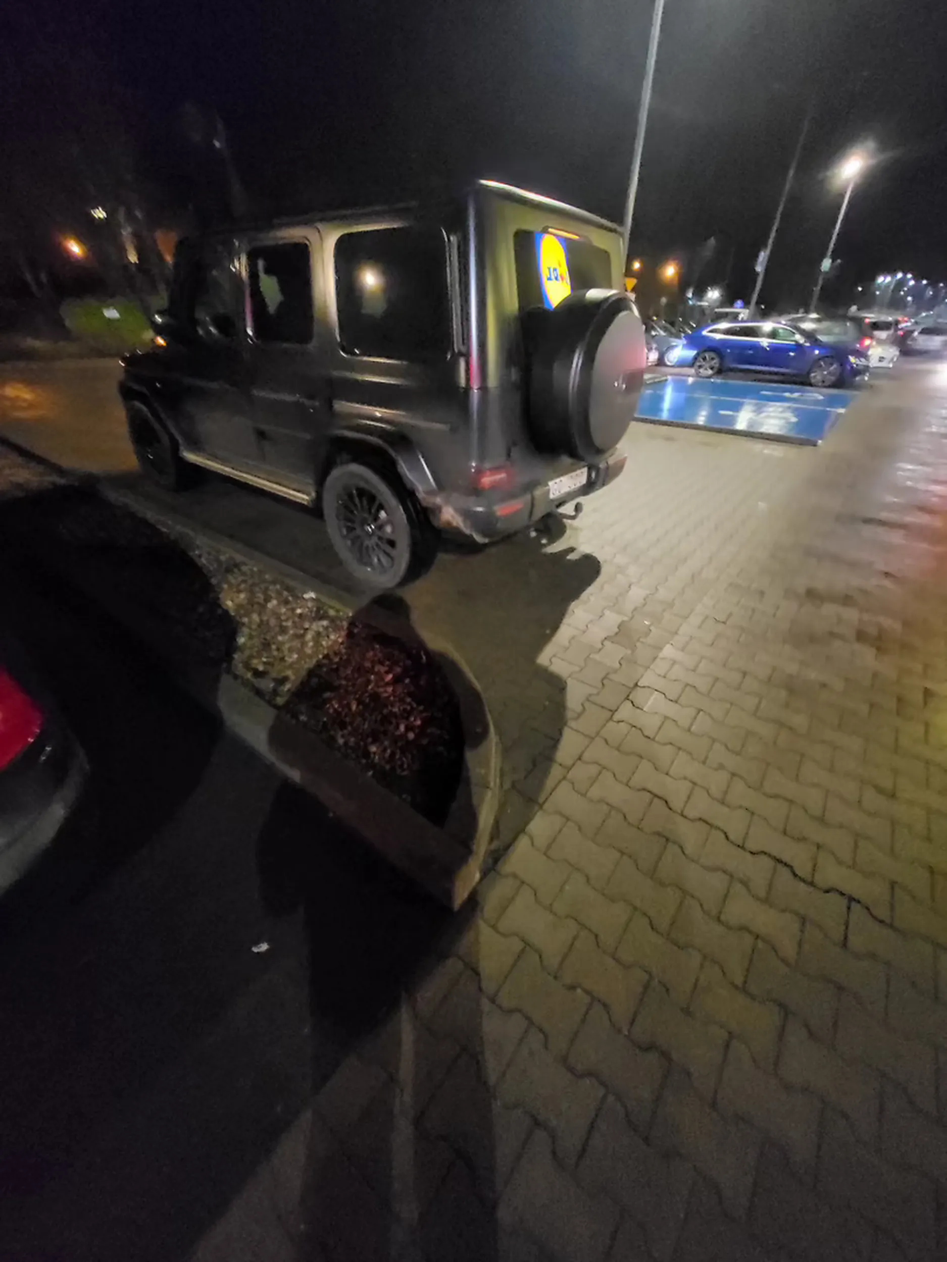 Naucz się parkować lafiryndo. Miejsc pełno a księżniczka parkuje jak chce. Mercedes nie daje ci immunitetu lumpiaro. Więcej gadaj przez telefon. Jak za duże auto to na smarta się przesiądź.