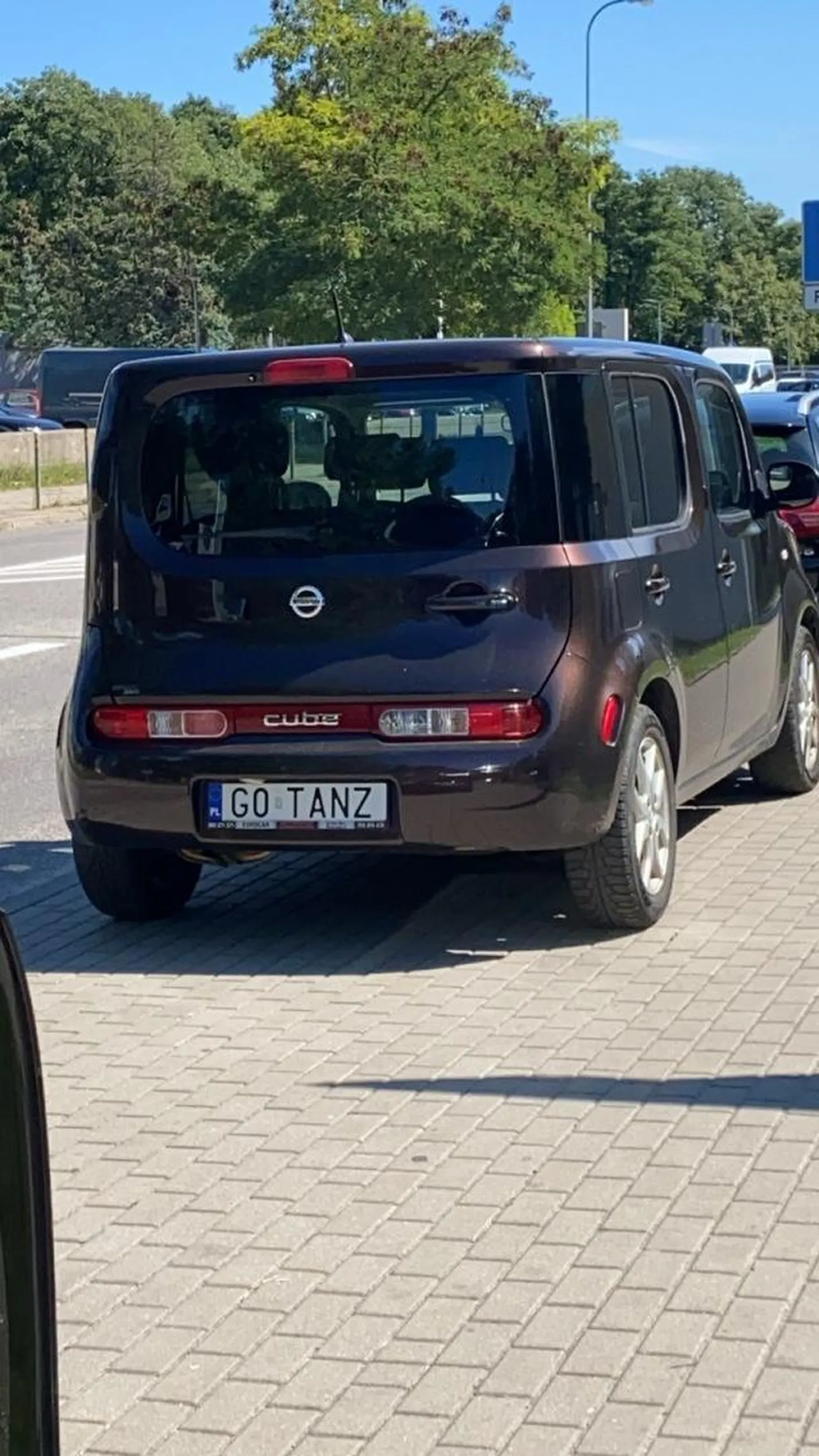 pozdrawiam najbrzydszego nissana w historii ?