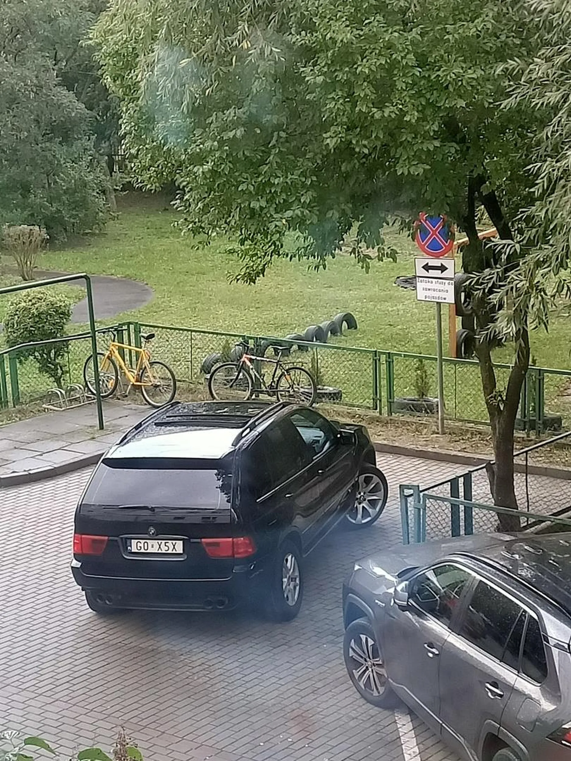 Już drugi dzień blokuje cala zatokę do zawracania w strefie dla mieszkańców, oczywiście bez identyfikatora.  Atfuuuuu !!!!