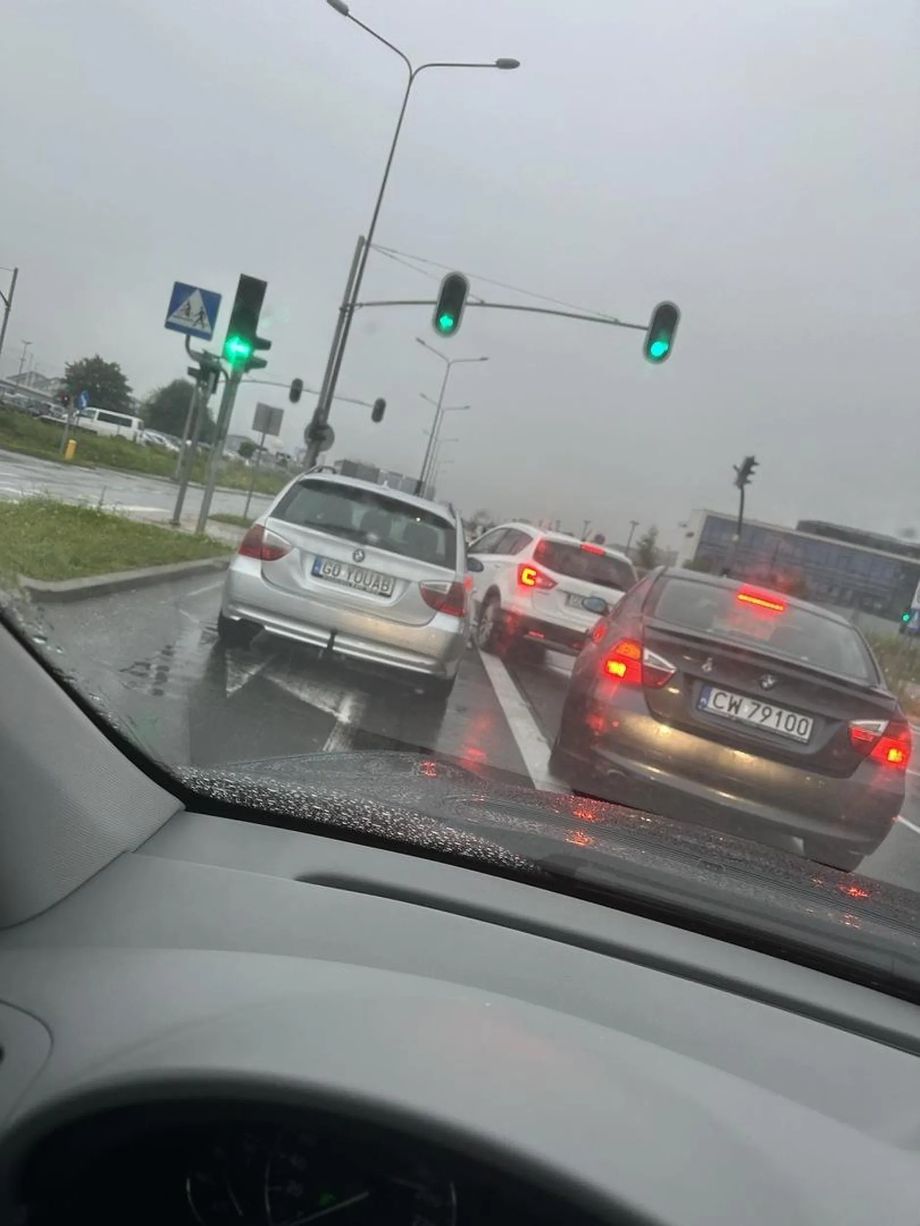 Dziad postawił auto bez żadnego trójkąta ani niczego na pasie do lewoskrętu przy lotnisko