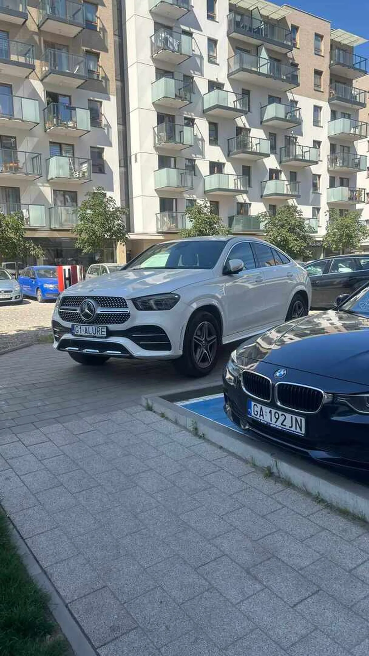 Wielce uprzywilejowany. Chodnik, strefa zamieszkania, hydrant, miejsce dla niepełnosprawnych - nie istnieją jak nadjeżdża Mercedes G1ALURE.  Jego Prawo nadpisuje wszystkie inne. On jest- innych nie ma.