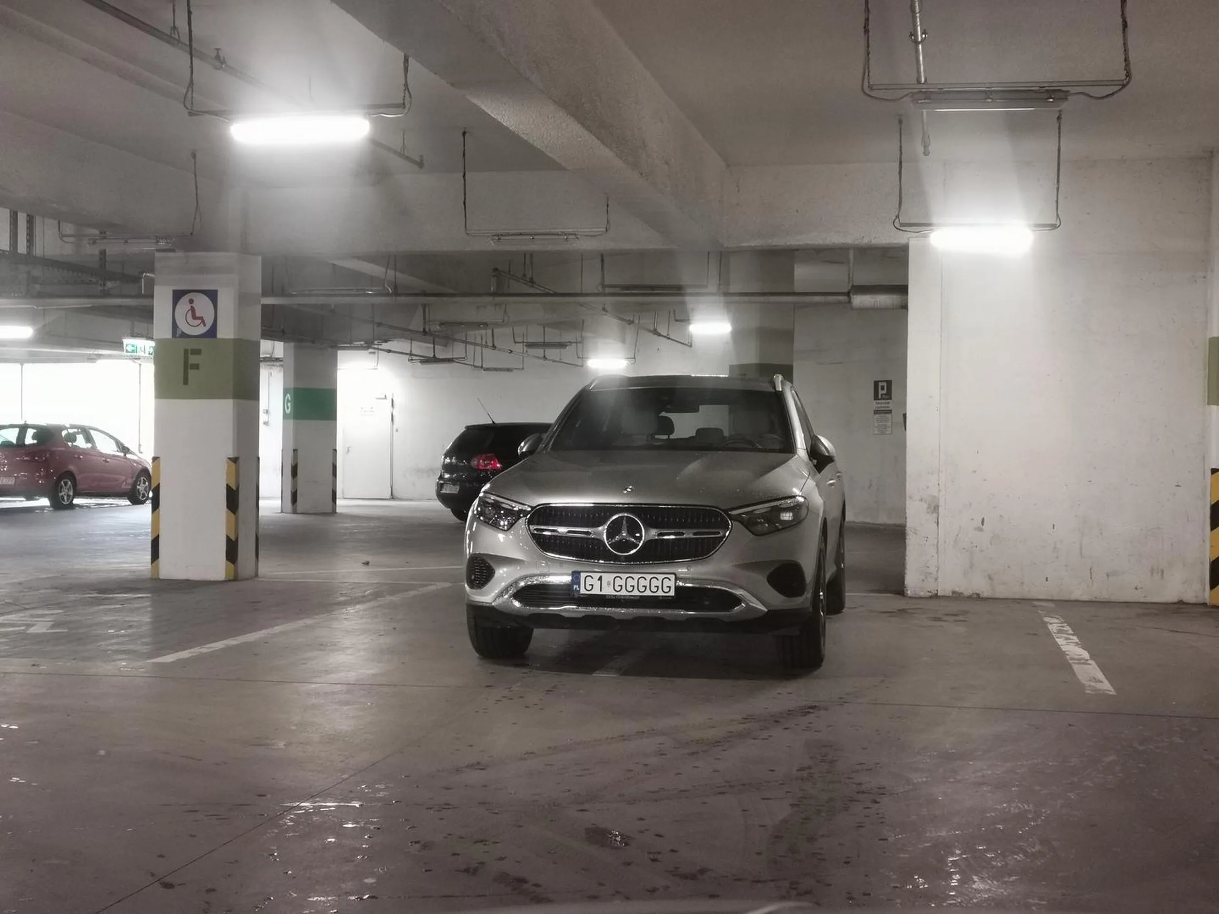 Białe linie na parkingu dla ozdoby.. Brakuje kogoś kto by stanął z obu stron tak aby cham nie mógł wejść do swojego auta