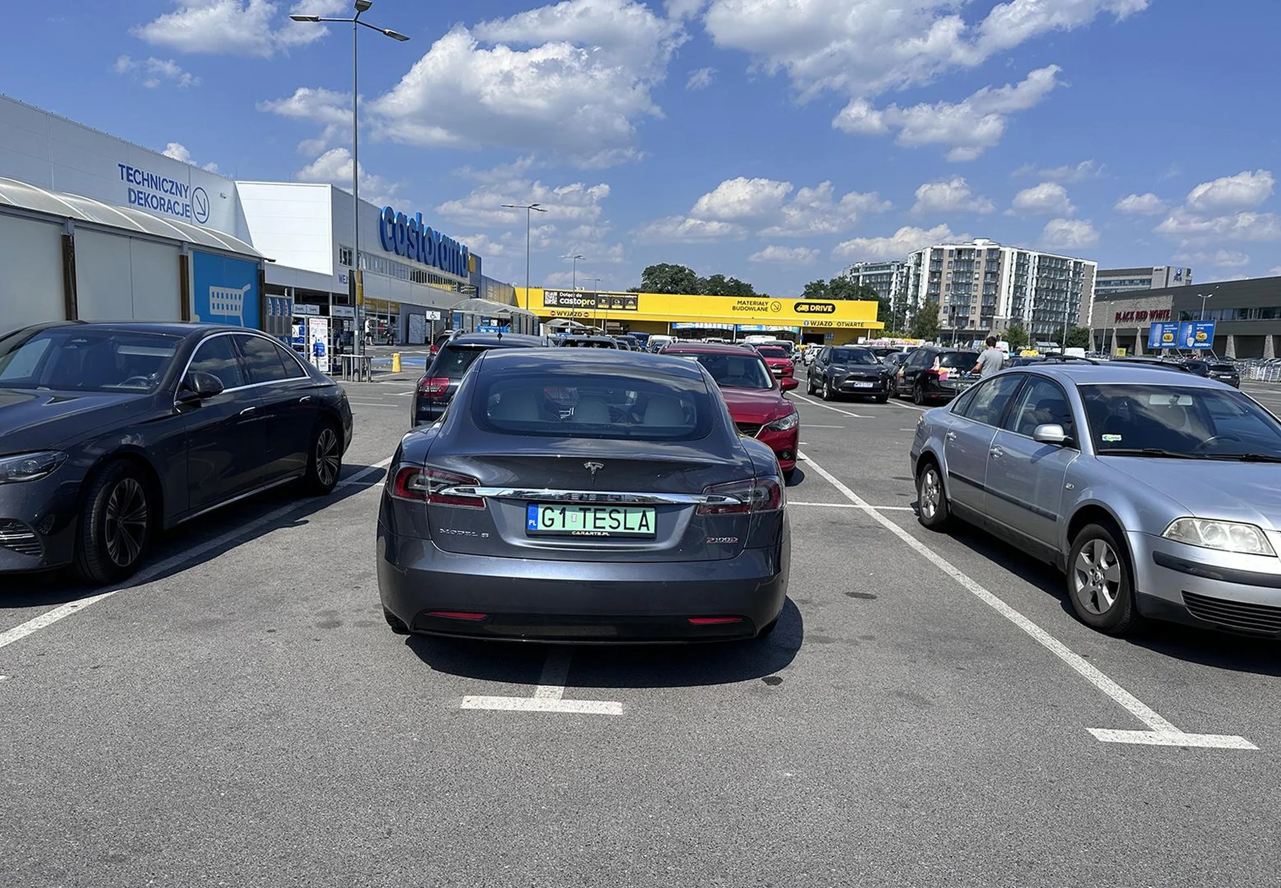 Ten osobnik powinien być obserwowany przez Policję! Przy takim zachowaniu z pewnością kiedyś doprowadzi do tragedii. Widać z wcześniejszych ocen, że ignoruje wszelkie zasady. Tak sobie zaparkował :(
