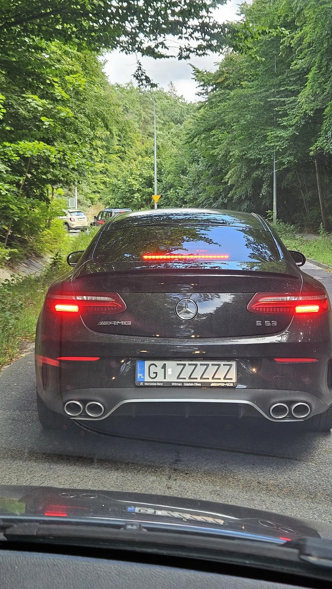 Tępa baba wymusza pierwszeństwo na parkingu pod Gdańsk Osowa, doprowadzając prawie do kolizji i odjeżdża jak nigdy by nic. Zacznij myśleć kobito bo sobie to piękne autko skasujesz. Nie pozdrawiam