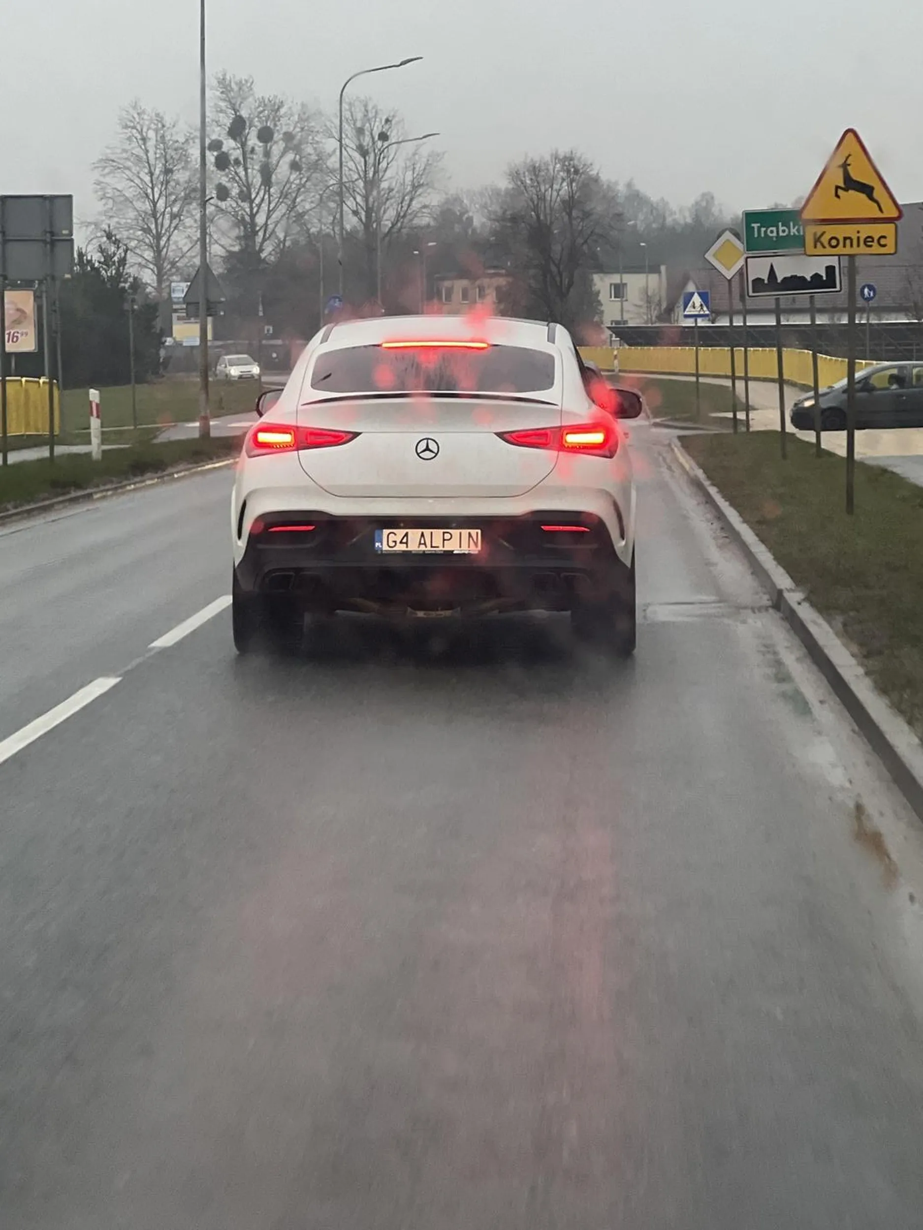 Typowa blondynka za kierownica, wymusza pierszenstwo - uwazajcie