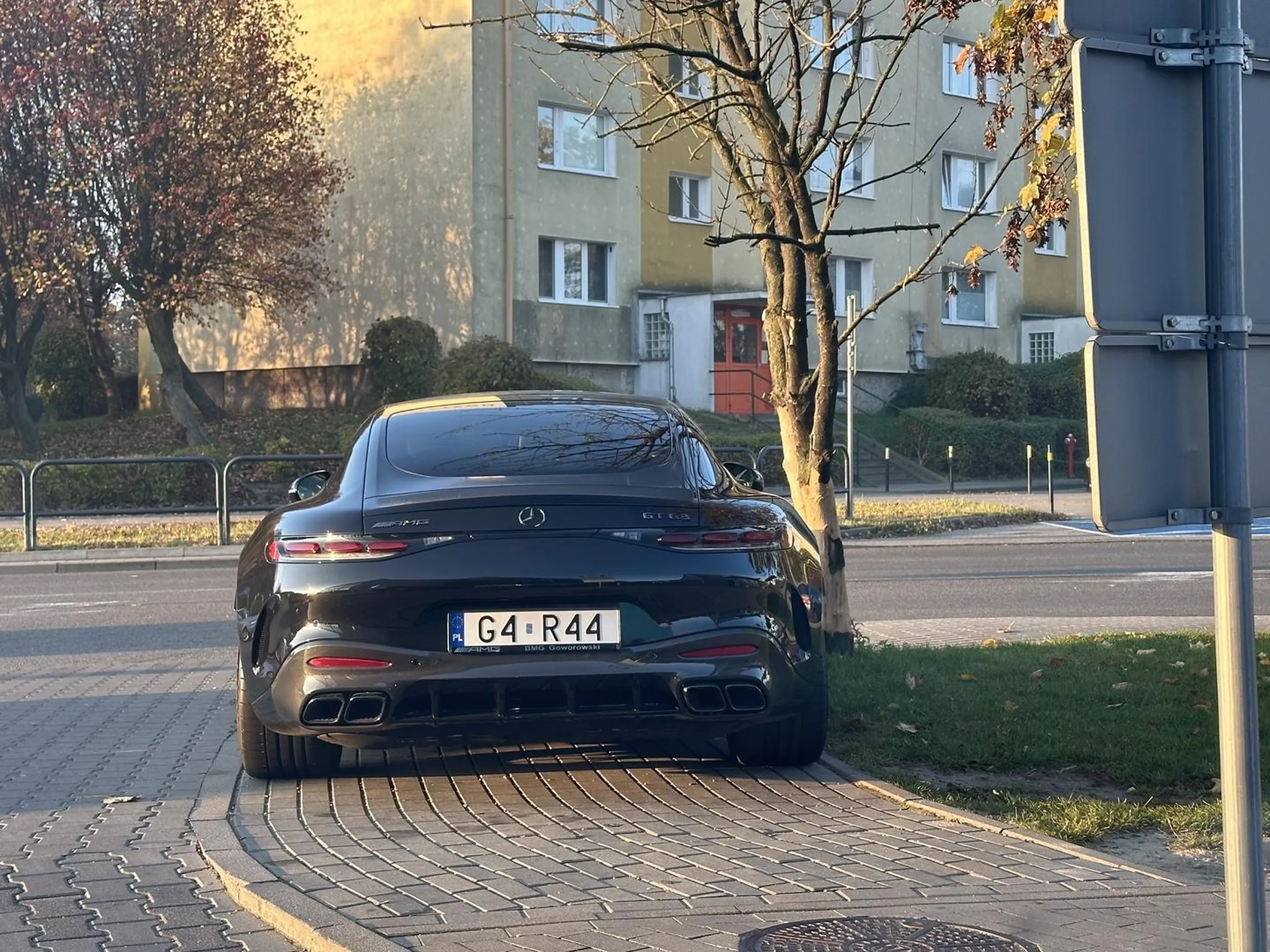 Kierowca parkuje jak bydle. Dodatkowo śmierdzi od niego jak się podejdzie bliżej.