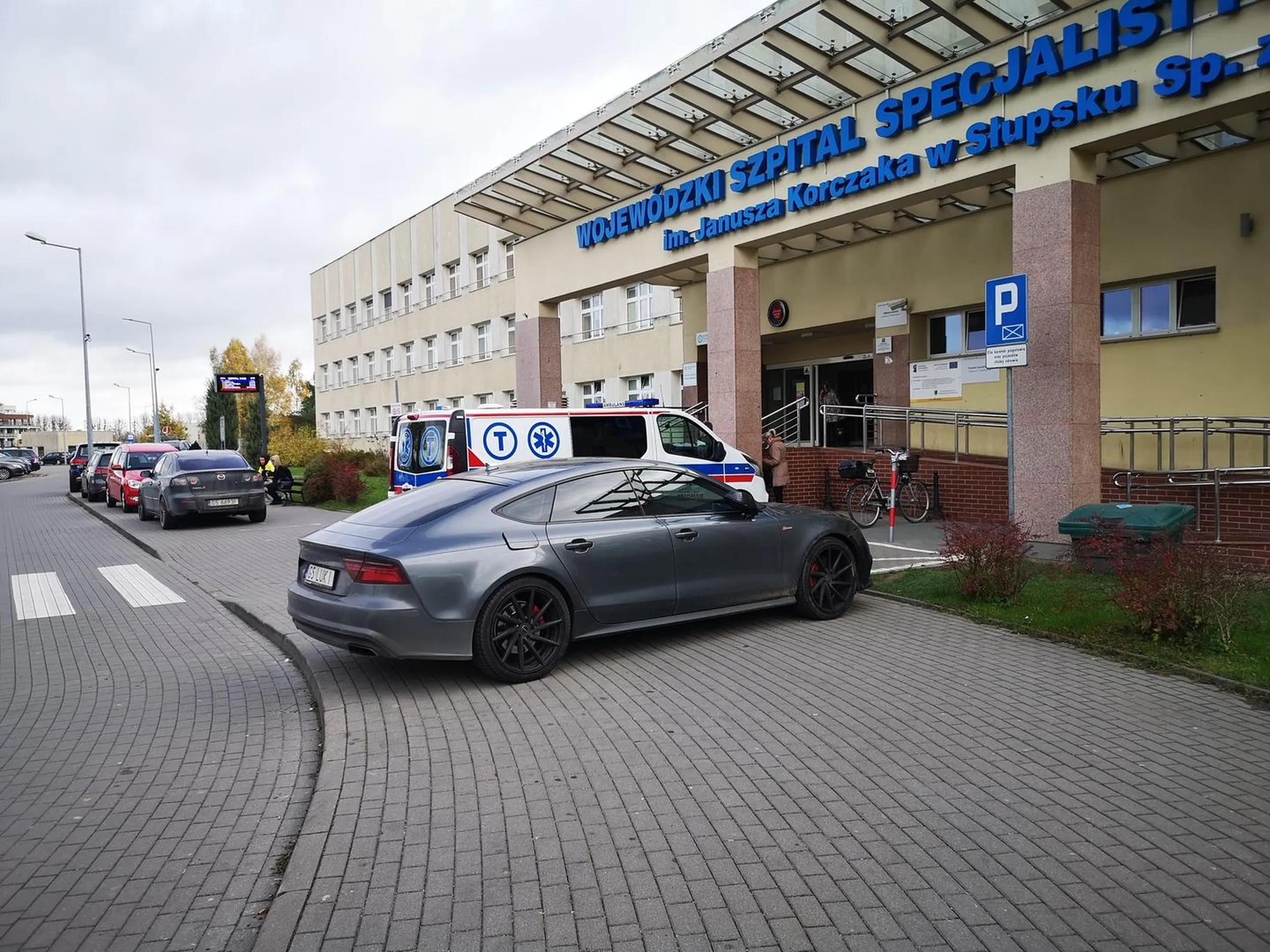 Zablokowanie caleko chodnika, matki z dziećmi w wózkach chodzą ulica, to samo muszą zrobić inwalidzi, bo przyjedzie taki wsiór pod szpital i jest najważniejszy. Szczytem było, jak karetka w tle musiała inwalide na wózku wysadzać na przejściu dla pieszych, bo nie mogli zaparkować
