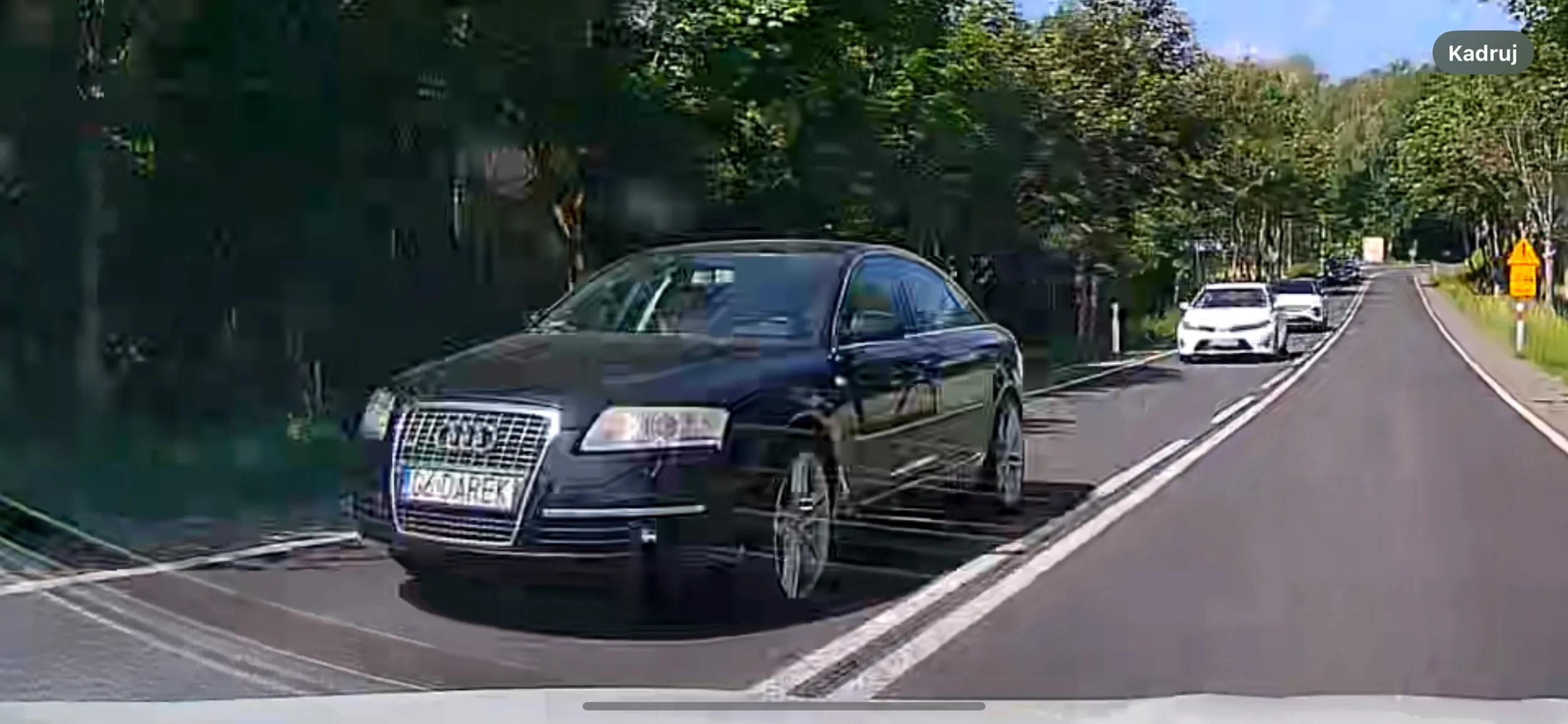 Który to już raz że kierowca Audi popisuje się na drodze i stwarza niebezpieczeństwo. Jak już wyprzedzasz człowieku to się zastanów czy aby na pewno zdążysz przez samochodem z naprzeciwka…