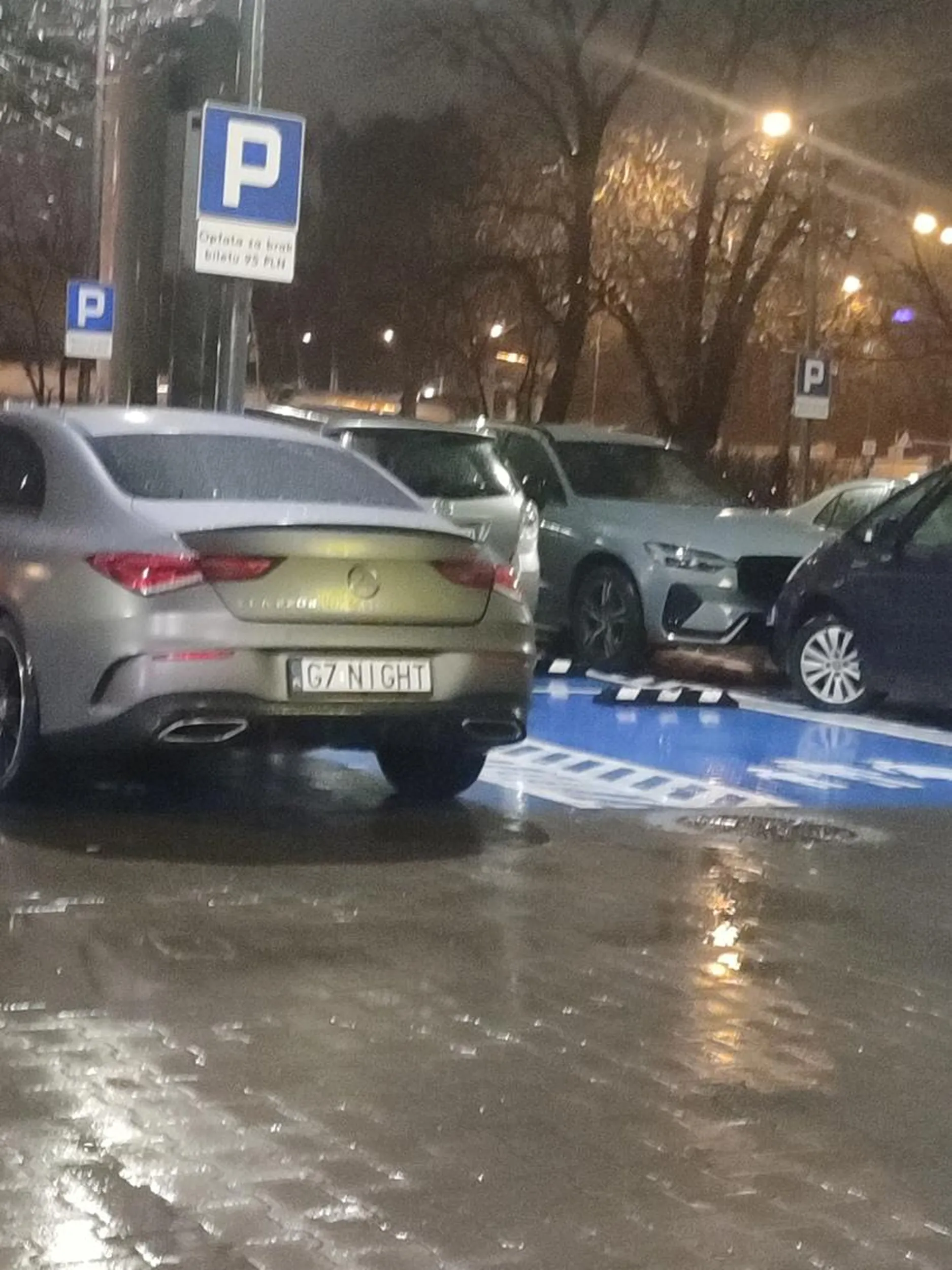 Parkuje na miejscu dla rodziny, a ani fotelika, ani dzieci w samochodzie. Porażka.