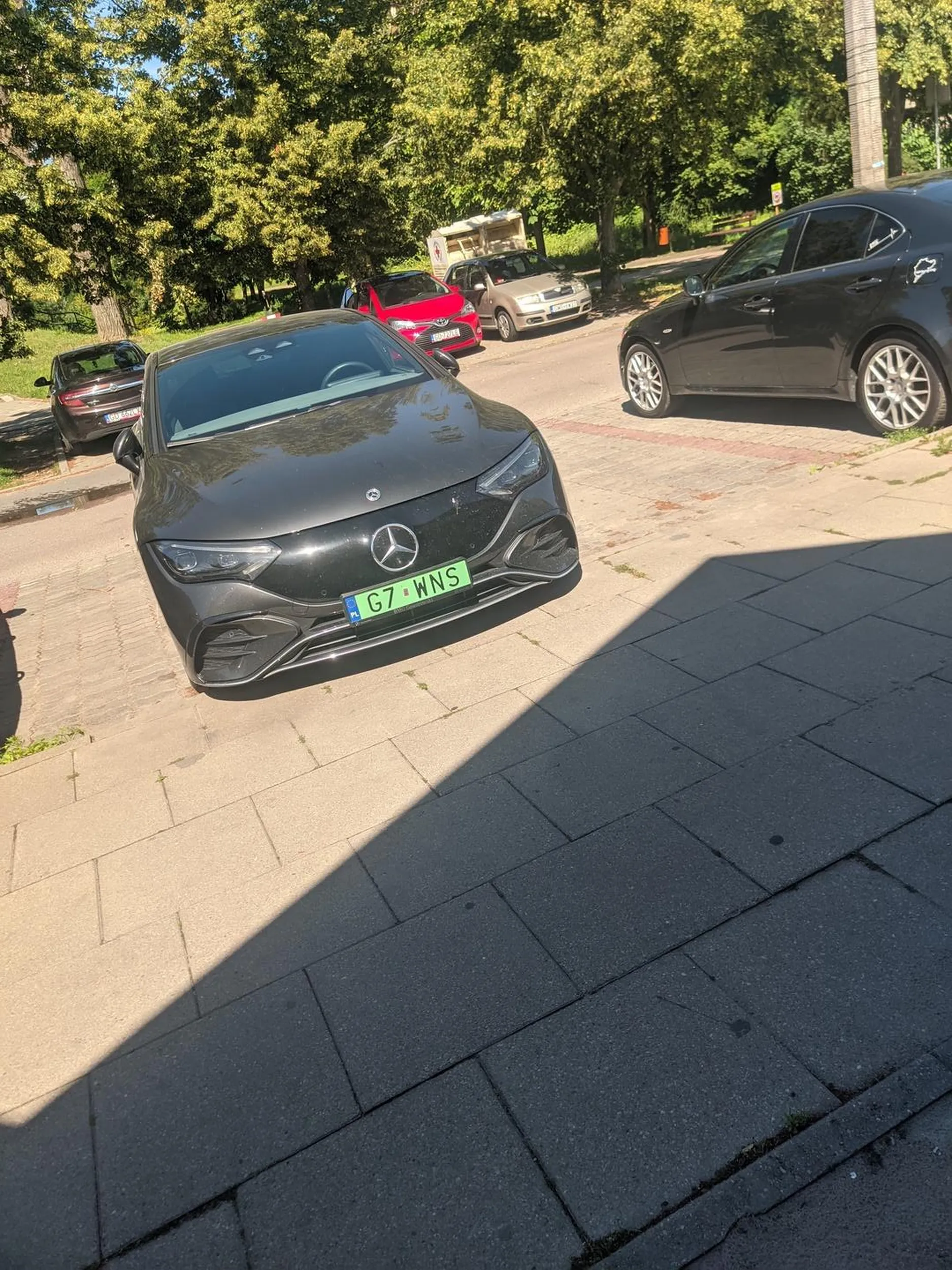 Zajmuje dwa miejsca parkingowe i się burzy że ktoś zwraca uwagę