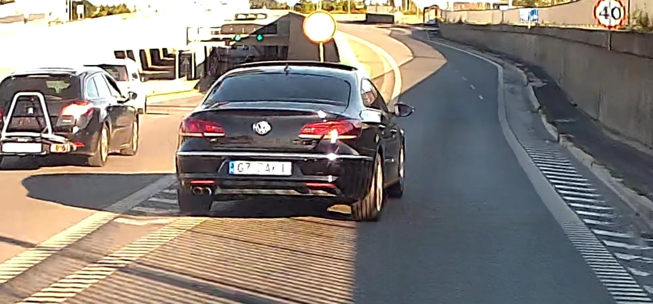 Totalnie jebnięty koleś stwarzający zagrożenie dla innych. Z ogromną prędkością i przed samą maską zajeżdża drogę przed wjazdem do Tunelu. Mało spotykany czubek .