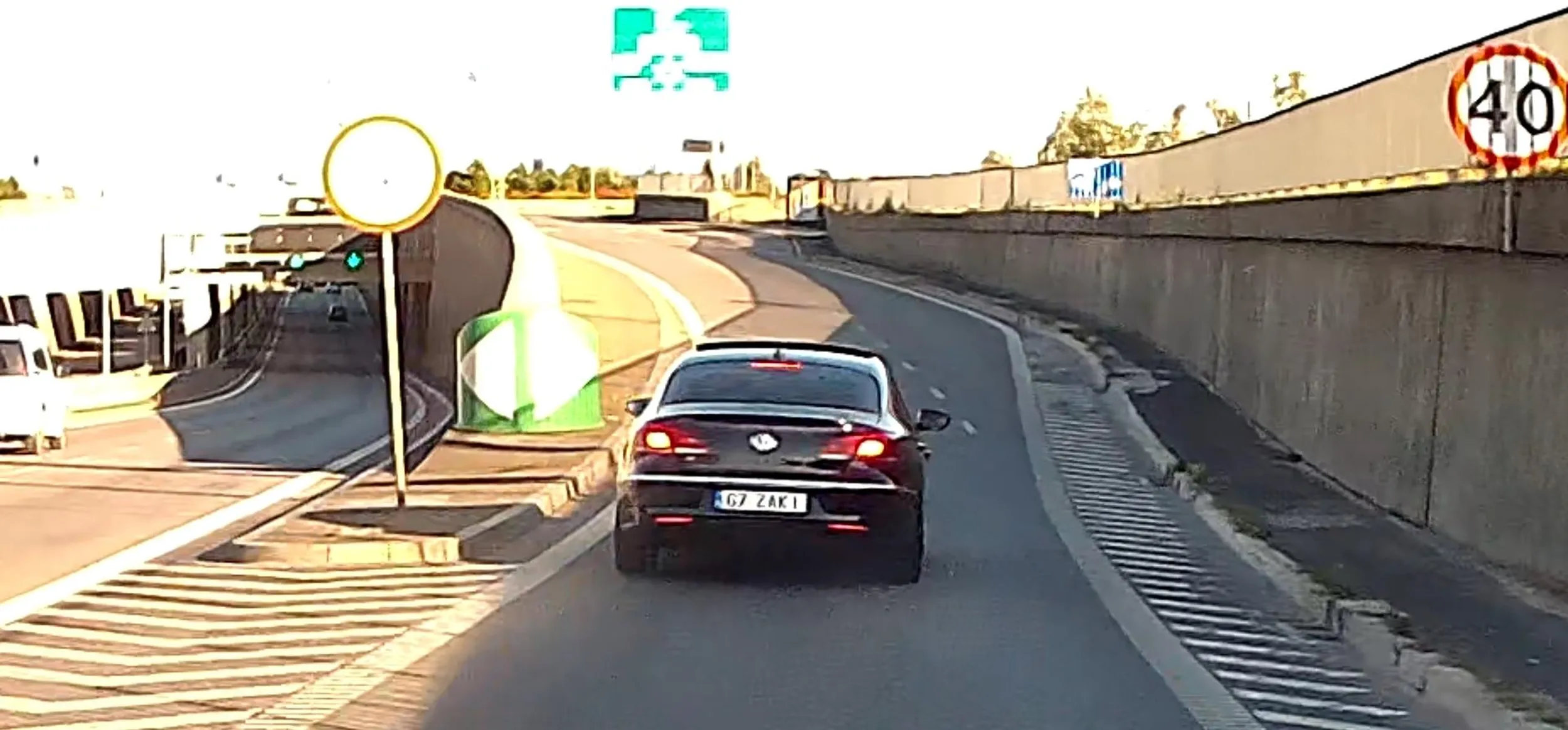 Totalnie jebnięty koleś stwarzający zagrożenie dla innych. Z ogromną prędkością i przed samą maską zajeżdża drogę przed wjazdem do Tunelu. Mało spotykany czubek .