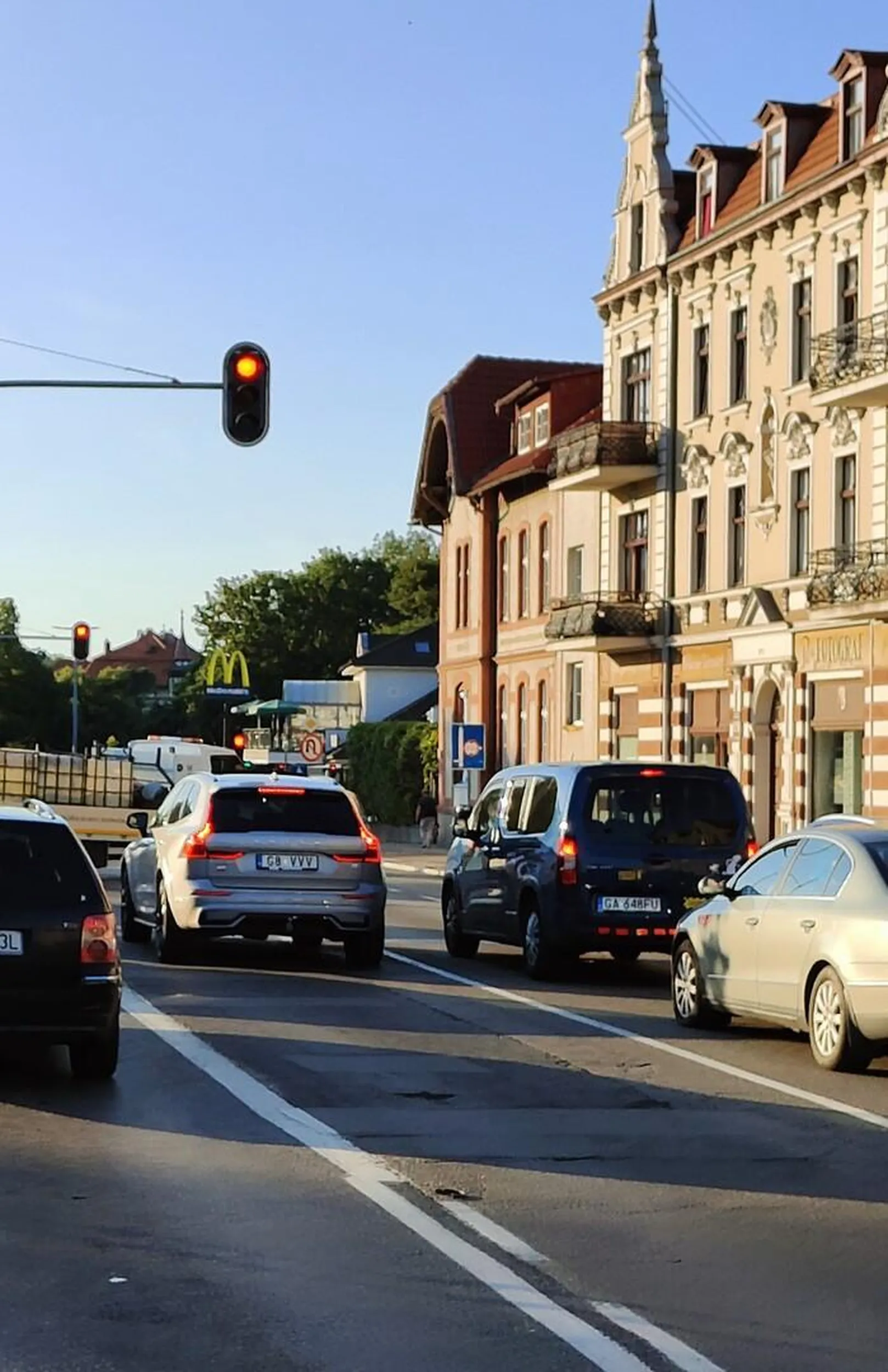 Najpierw w korku nie udało mu się przewidzieć, że zastawi przejście dla pieszych. Potem na tym przejściu zaczął cofać aby zmienić pas na środkowy z prawego bo wielmożny pan dzięki temu zyska kilka metrów. Że w międzyczasie piesi mieli już zielone i zaczęli jego Volvo obchodzić to nawet nie zwrócił uwagi. Tak samo jak na fakt, że cofając nawet się nie rozejrzał i prawie rozjechał człowieka.
