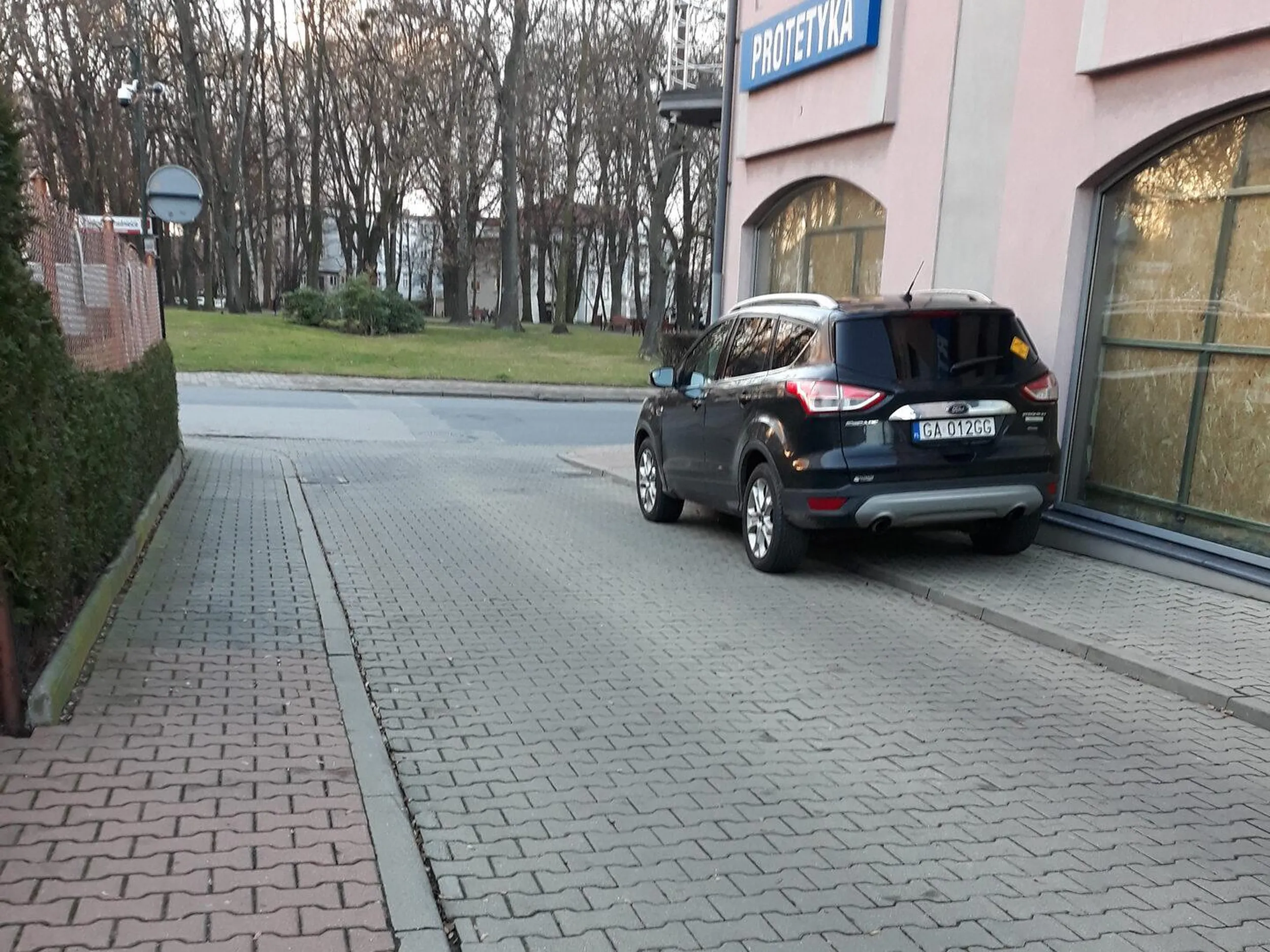 Parkowanie na chodniku.