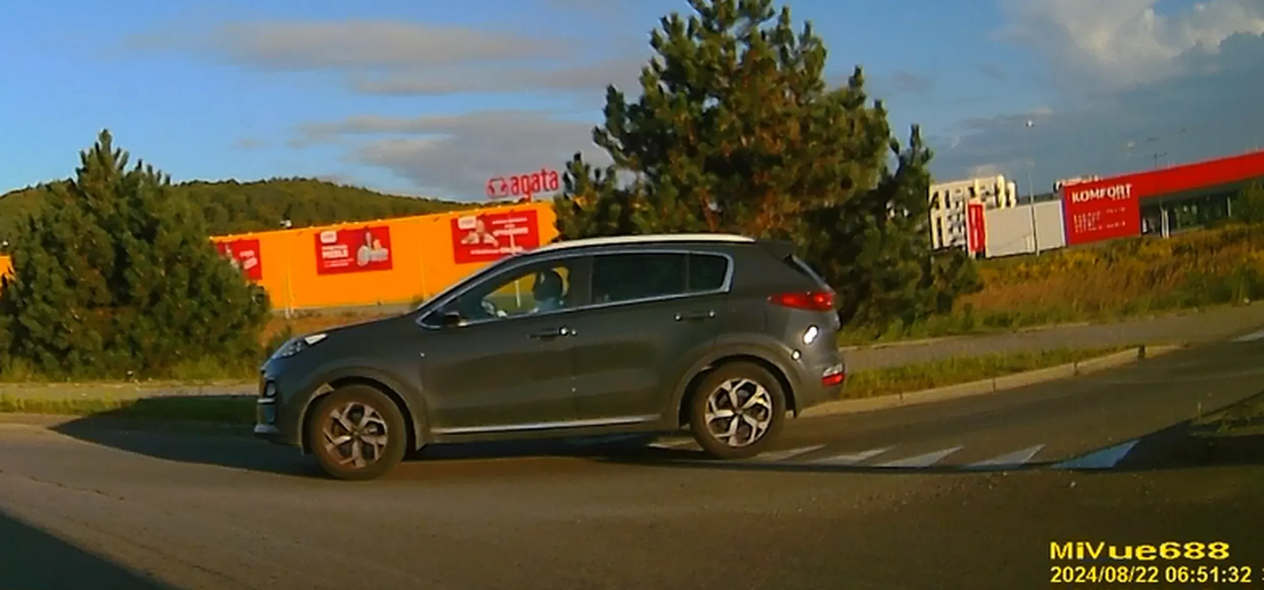 Nieświadoma przepisów stara brzydka kobieta za kierownicą ! Wymusiła pierwszeństwo na rondzie, potem nagle po hamulcach i mordę drze przez okno.