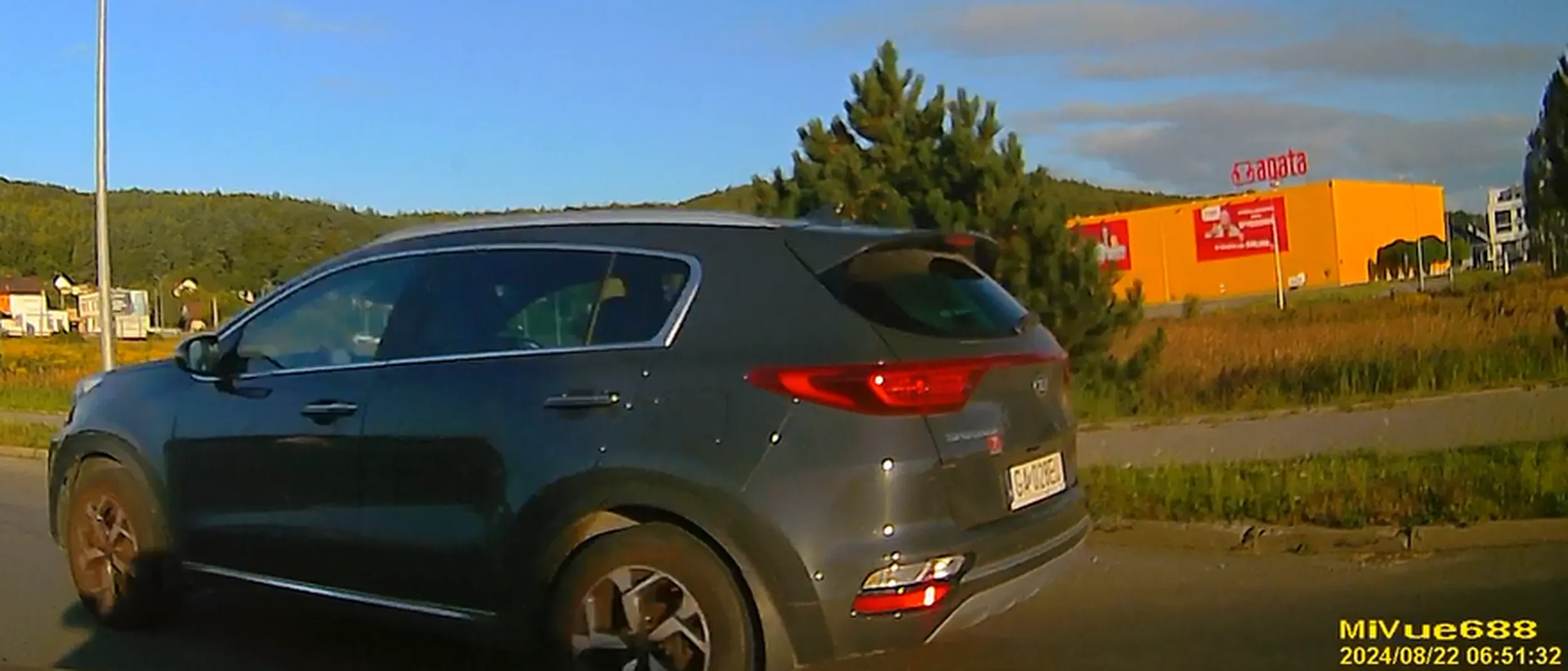 Nieświadoma przepisów stara brzydka kobieta za kierownicą ! Wymusiła pierwszeństwo na rondzie, potem nagle po hamulcach i mordę drze przez okno.