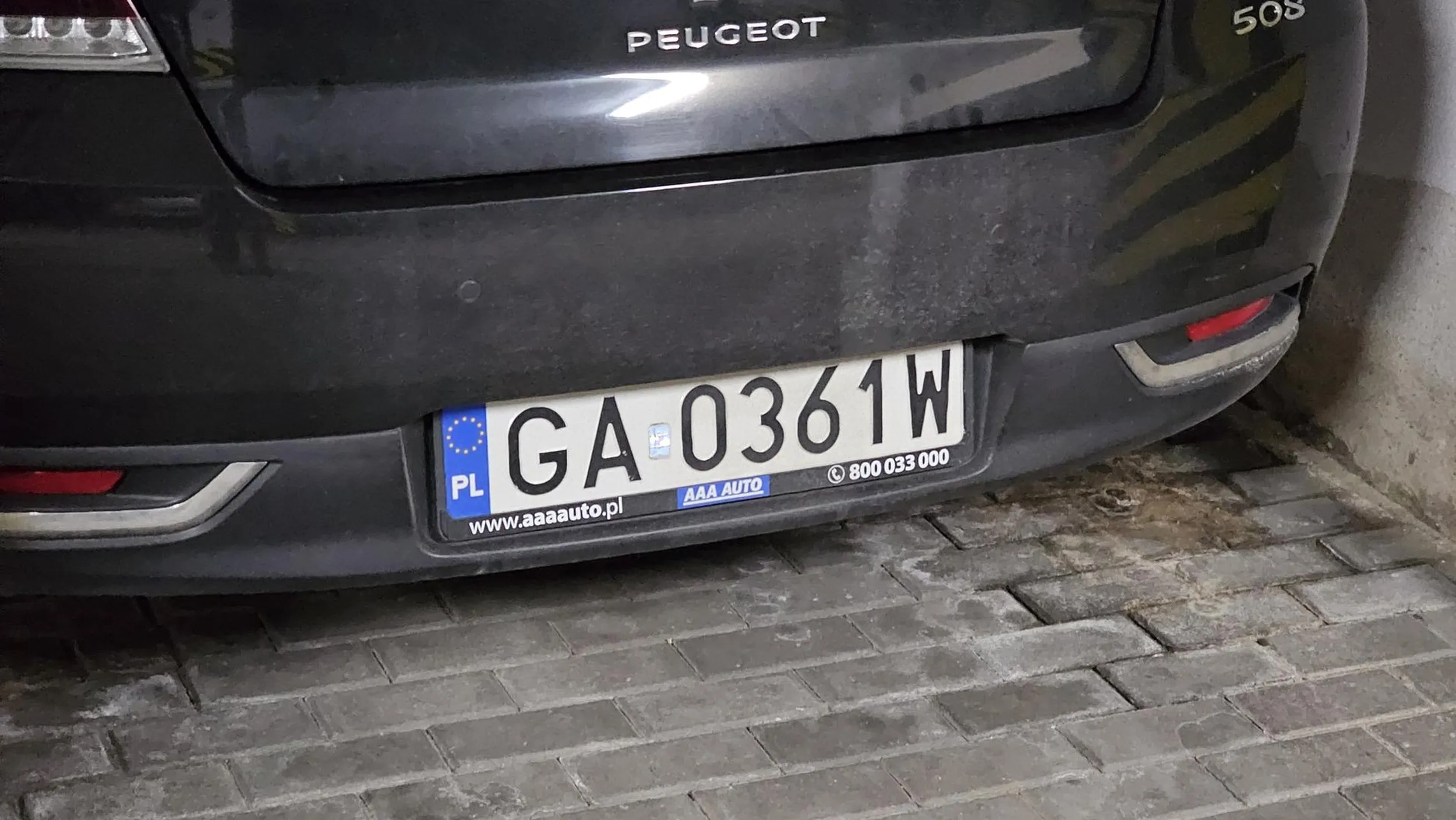 Starszy buraczek szukający dziury w nieswoich sprawach, wysokie ego, fotograf tablic rejestracyjnych i donosiciel