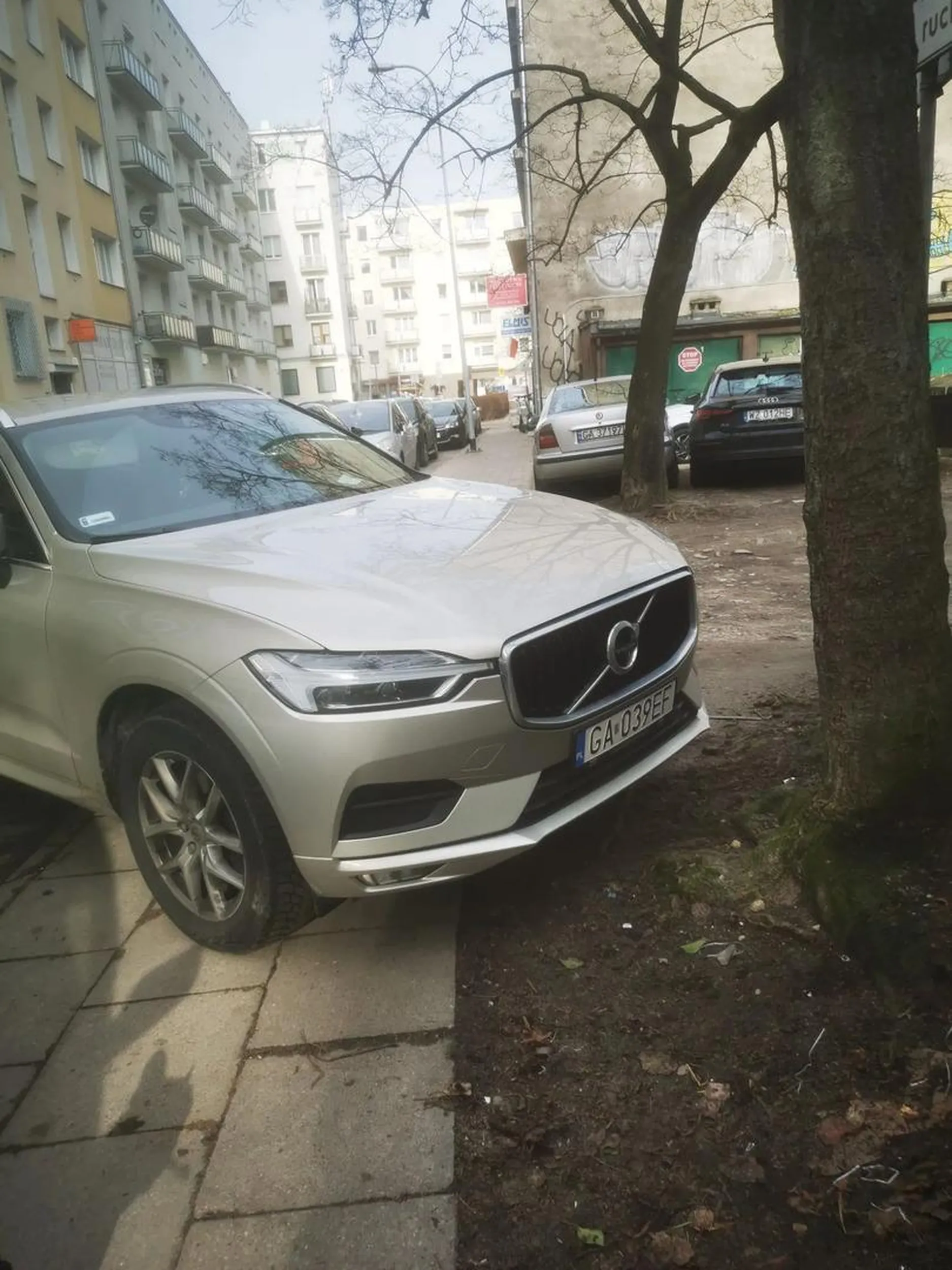 Chodnikowe parkowanie w centrum Gdyni