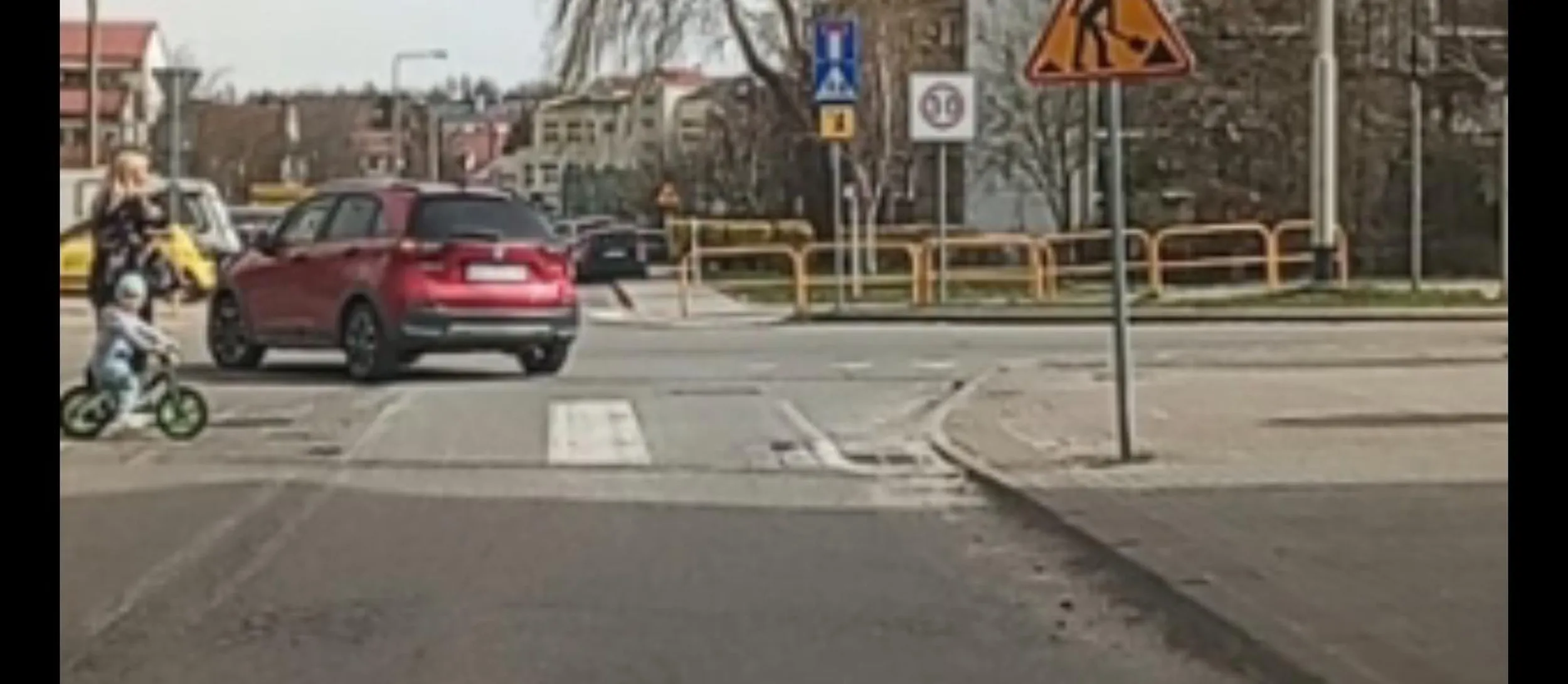 Śmignął przed kobieta z dzieckiem na przejściu nawet nie hamował