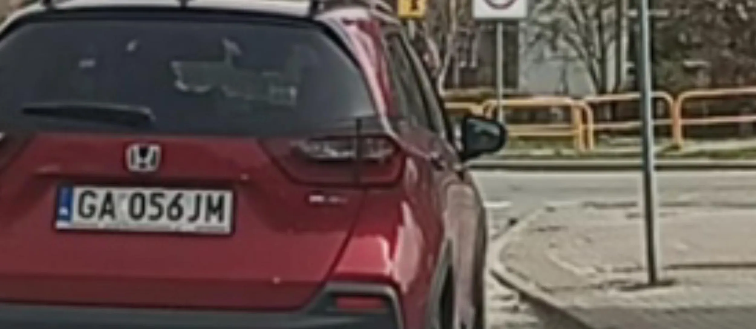 Śmignął przed kobieta z dzieckiem na przejściu nawet nie hamował