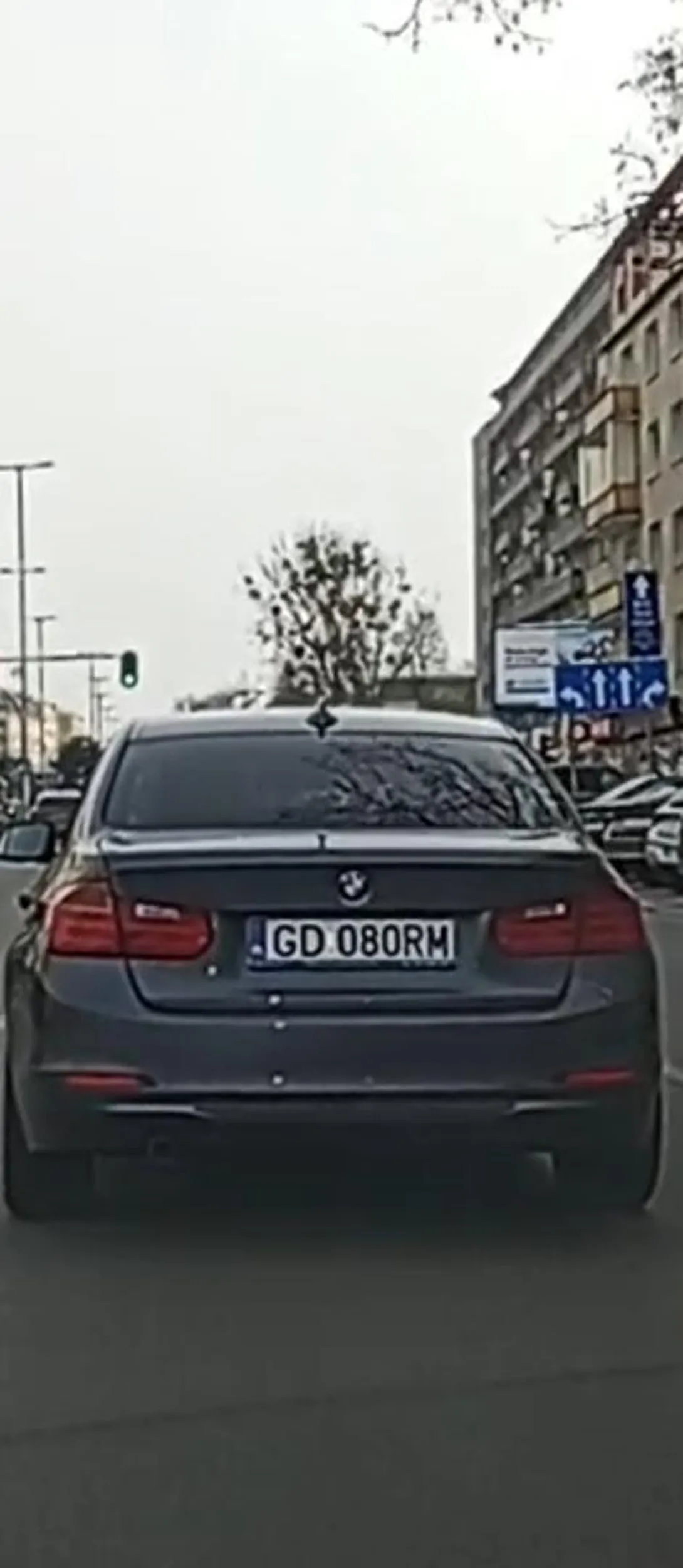 Paniusia  włącza się do ruchu wymuszając bez kierunków bawiąc się telefonem podczas jazdy