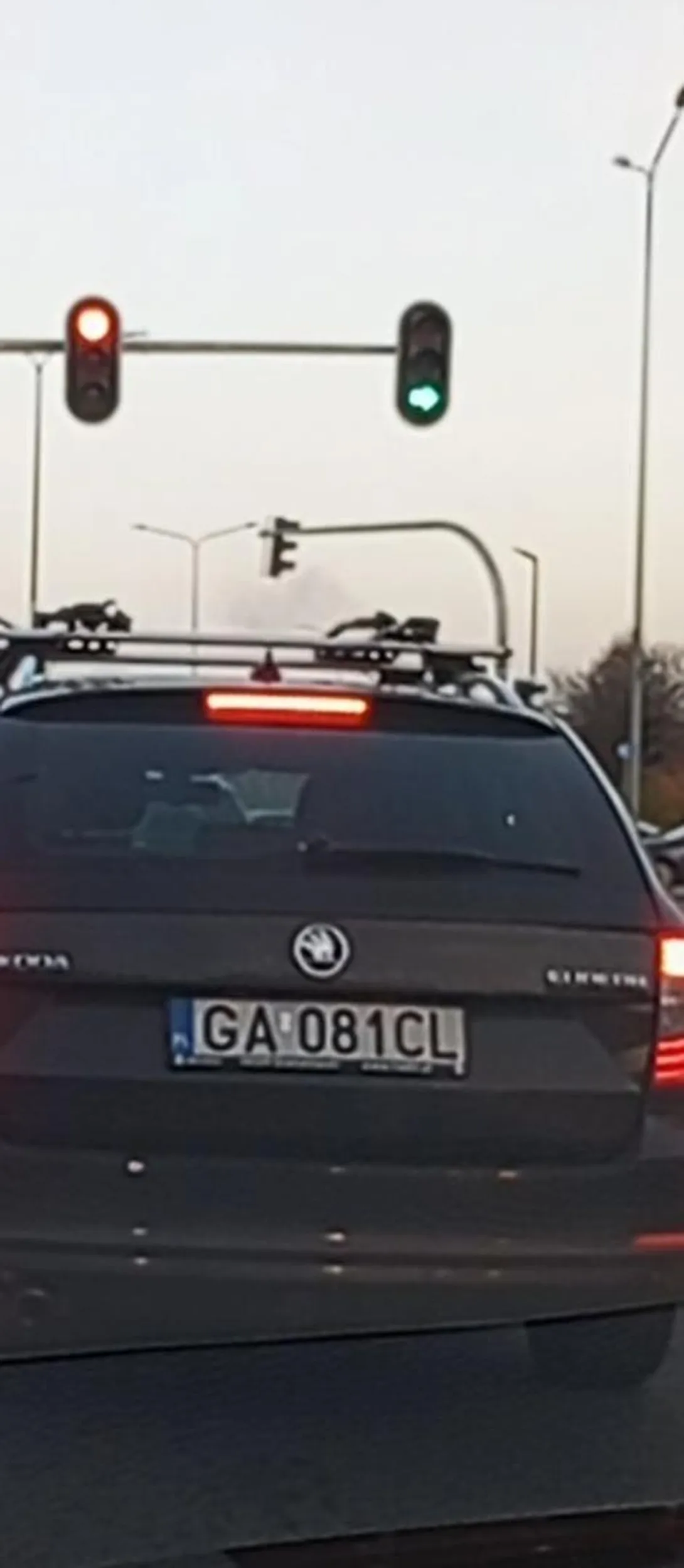 Powolna jazda lewym pasem i rozmowa przez telefon