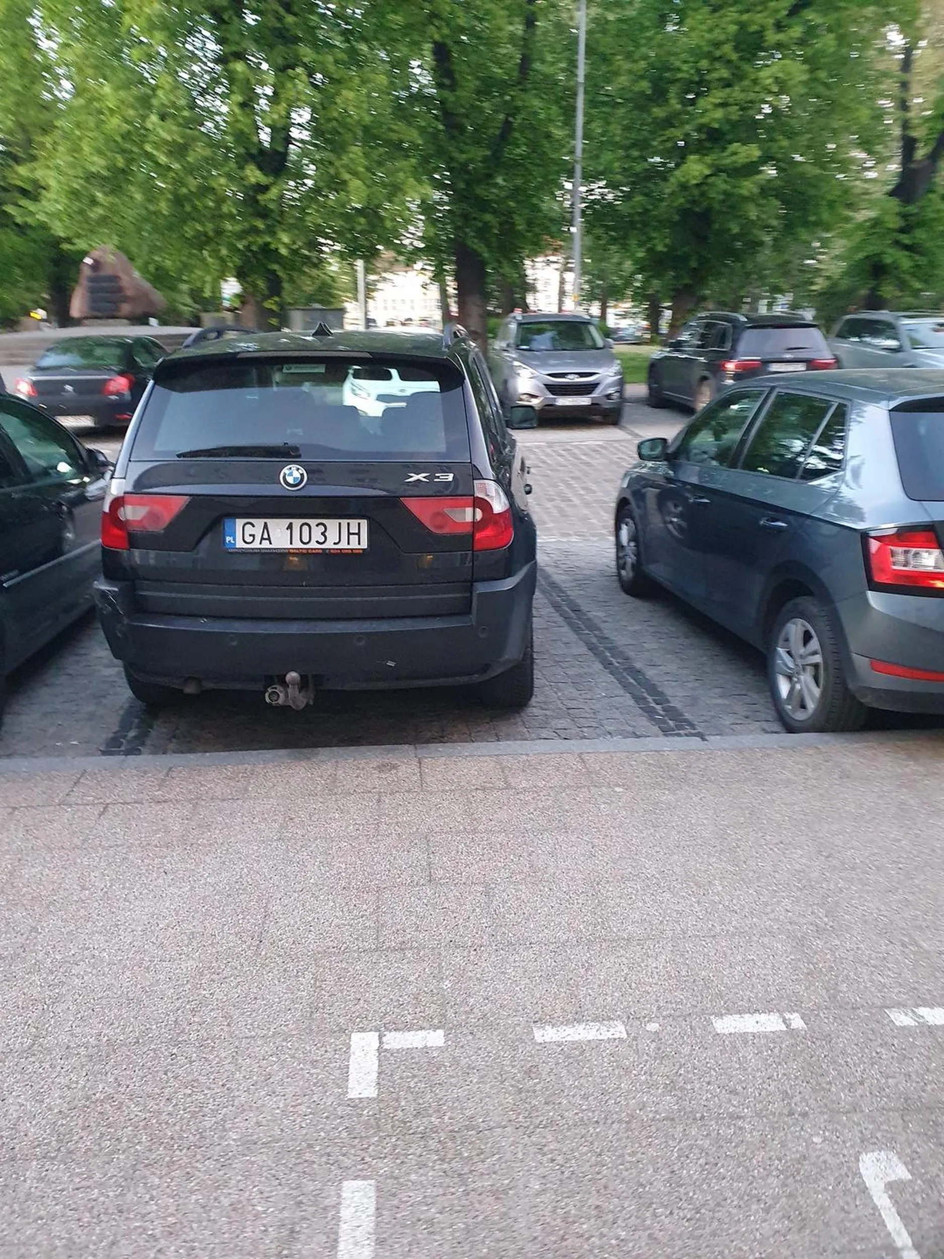 Nierówno pod sufitem, nie równo na parkingu. Brak umiejętności parkowania.