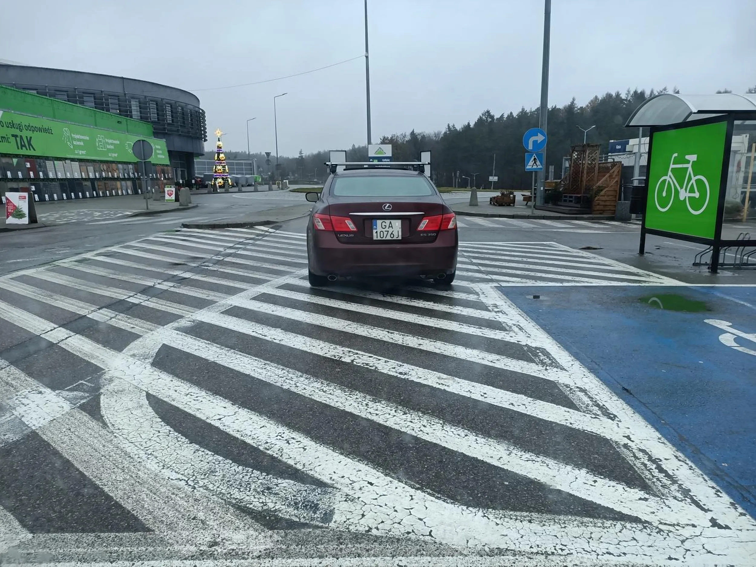 Przedświąteczne zakupy w Leroy Gdynia Karwiny. A reszta parkingu prawie pusta.