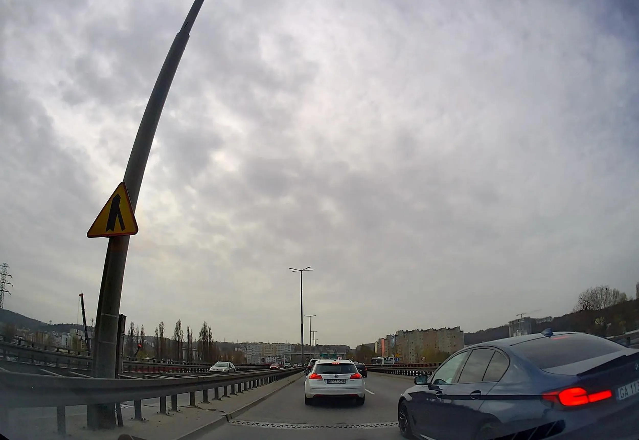 Jak można wjechać komuś przed maskę? Prawie powodując wypadek i pokazywać jeszcze obraźliwe znaki. Prawo jazdy z chipsów.