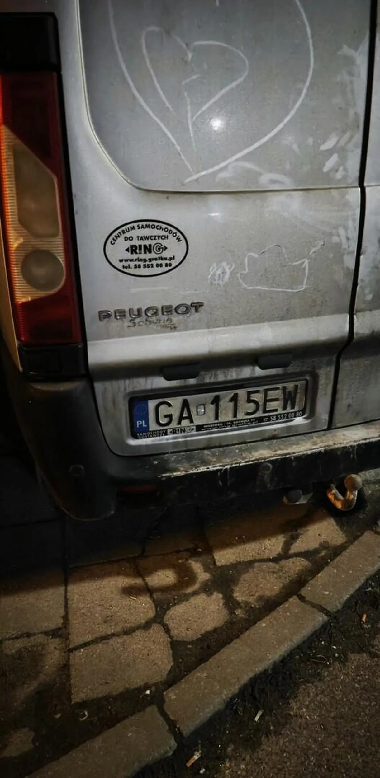 Brak myślenia podczas parkowania o mało w nocy nie skończył się tragedią przez brak możliwości skorzystania z auta.