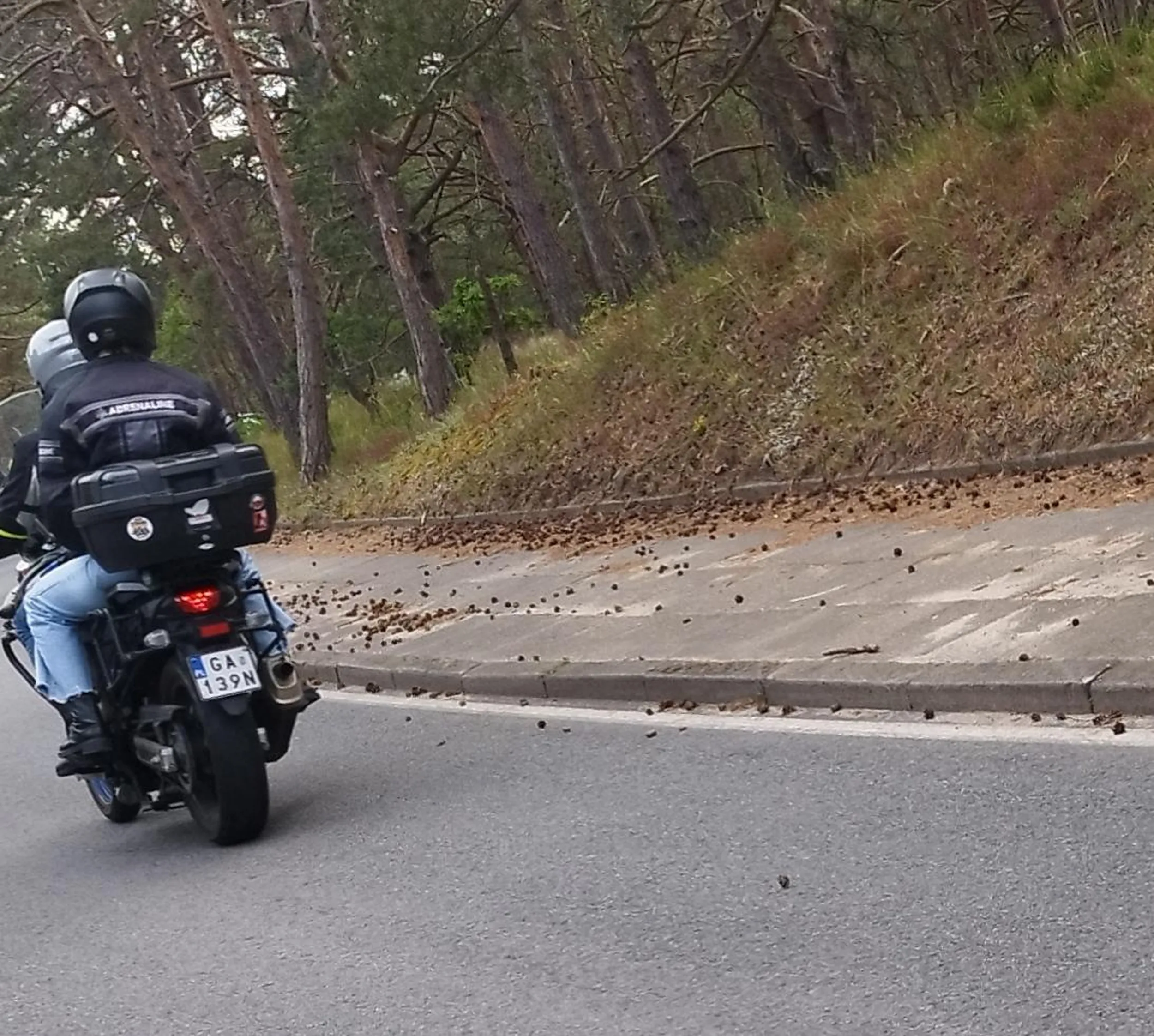 Motórzysta dojeżdżając do przejazdu kolejowego wyprzedza przez podwójną ciagłą, a jak szlaban zaczął się podnosić i nadal było czerwone, to on i tak przejeżdża.