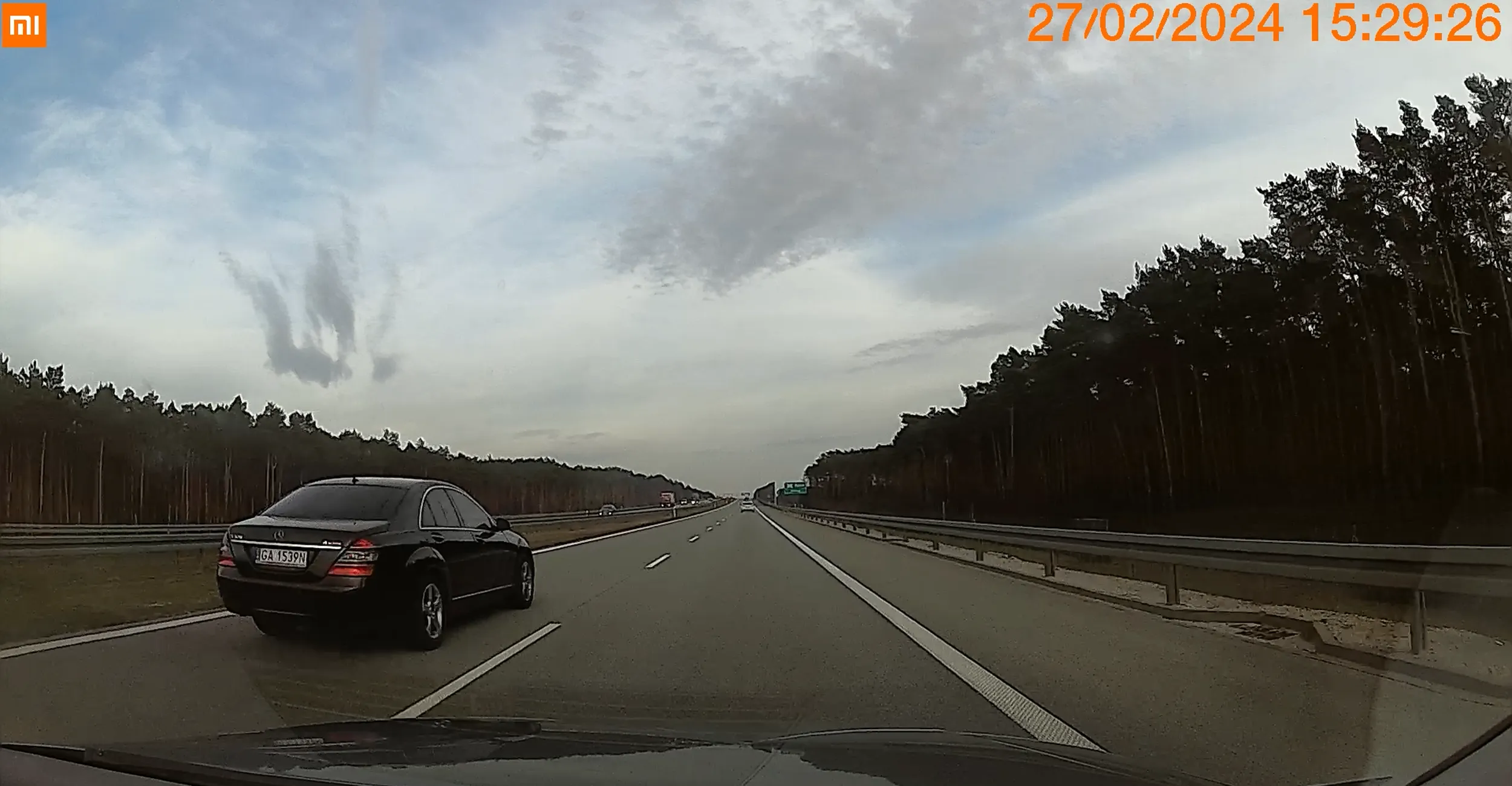 Stary dziad bardzo niebezpiecznie powozi, na S8 lecąc koło 200km/h myślał że jest sam na drodze. Niestety nie był i musi się teraz on i familia wstydzić - miny bezcenne.