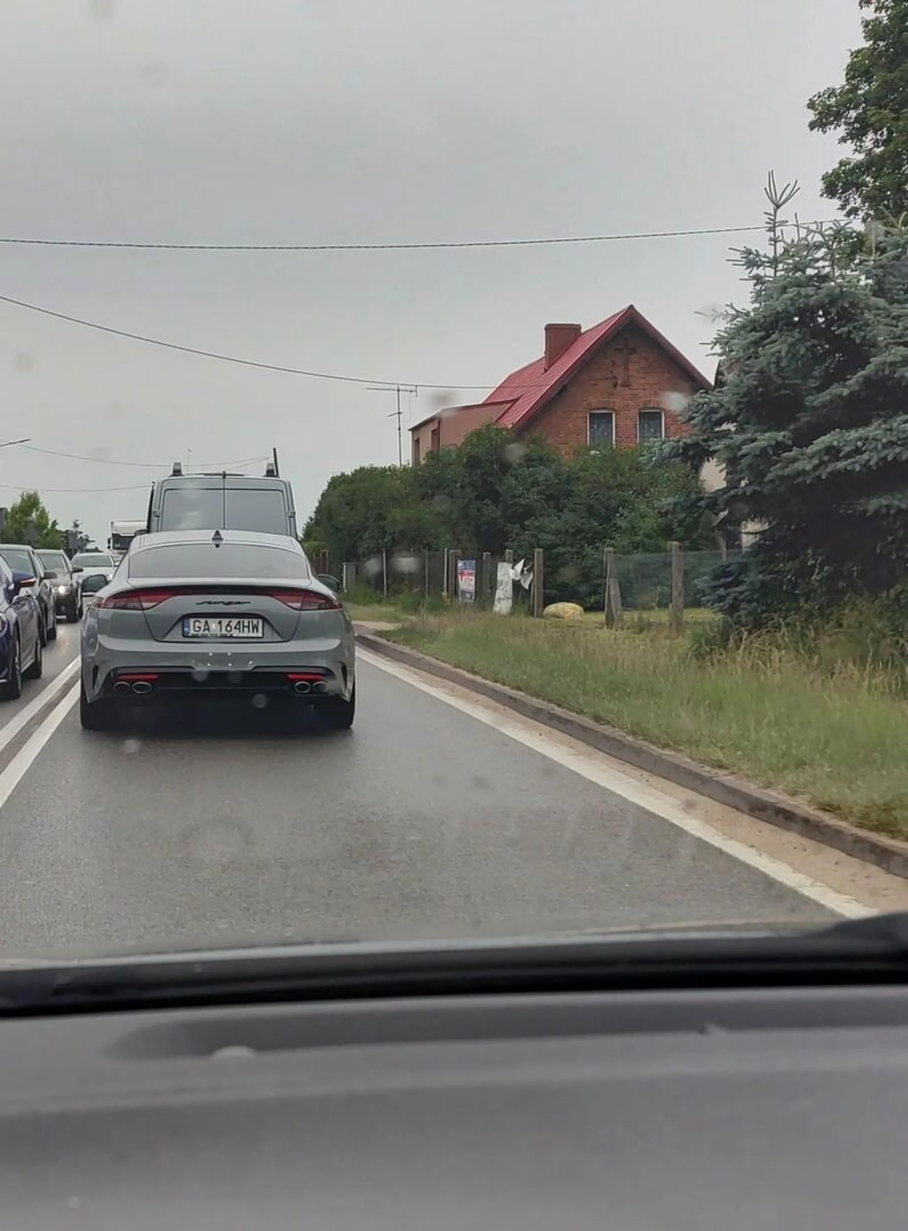 Półgłówek wyprzedza na milimetry nie bacząc na auta jadące z przeciwka.