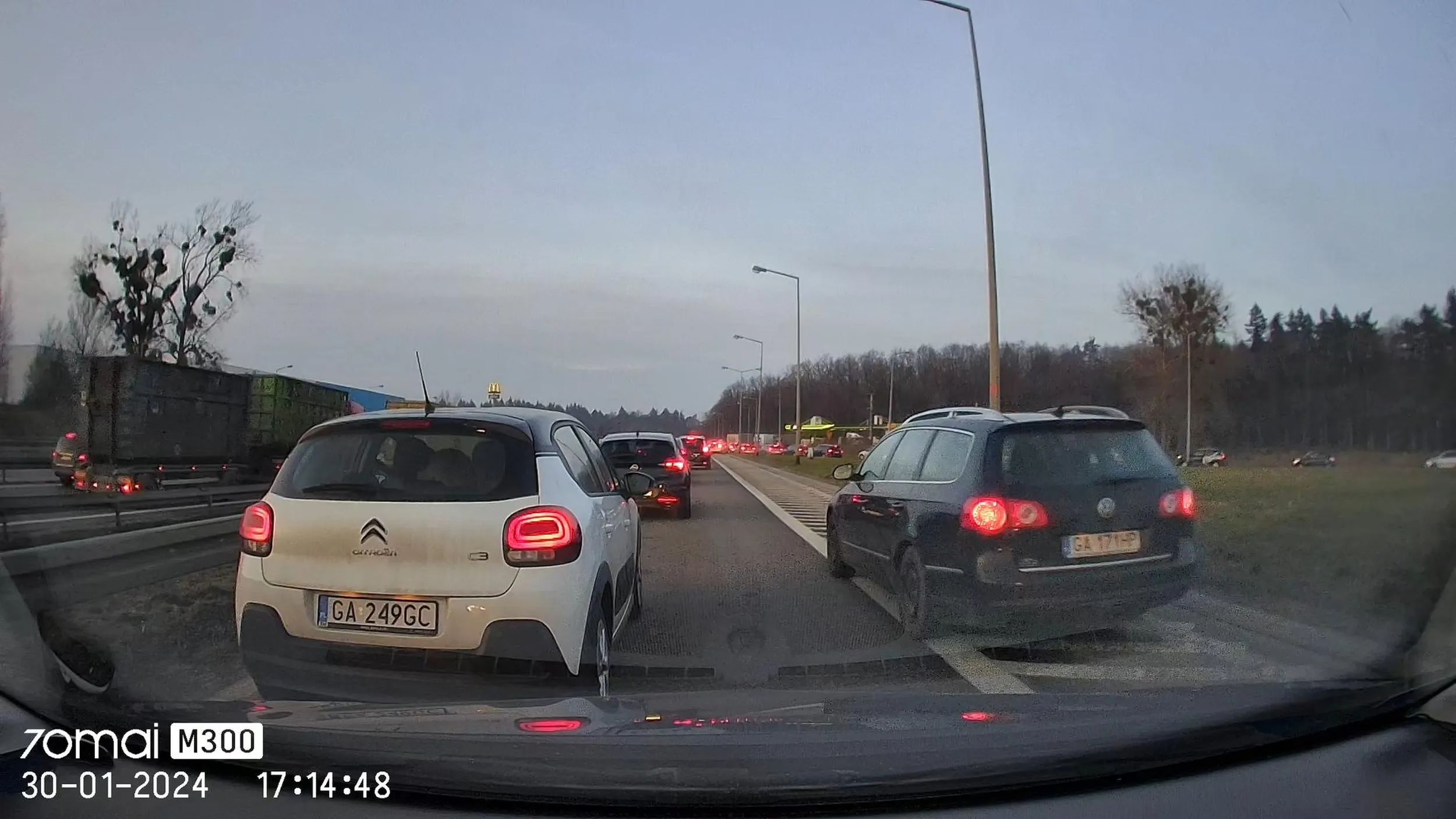 elegancko typ sobie awaryjnym jedzie ?