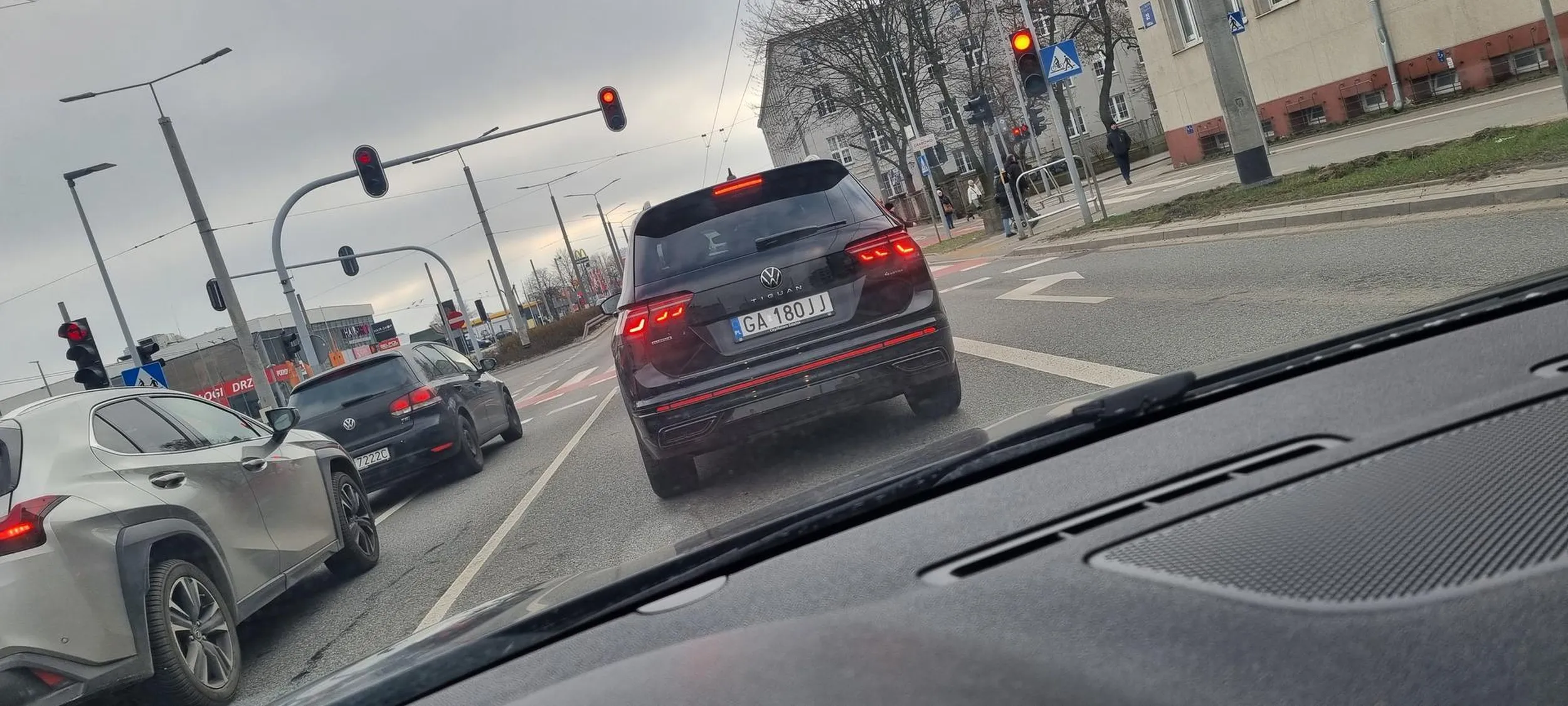 Kolejny miłośnik wymuszania pierwszeństwa, wpychania sie na trzeciego i gwałtownego hamowania na dźwięk klaksonu.