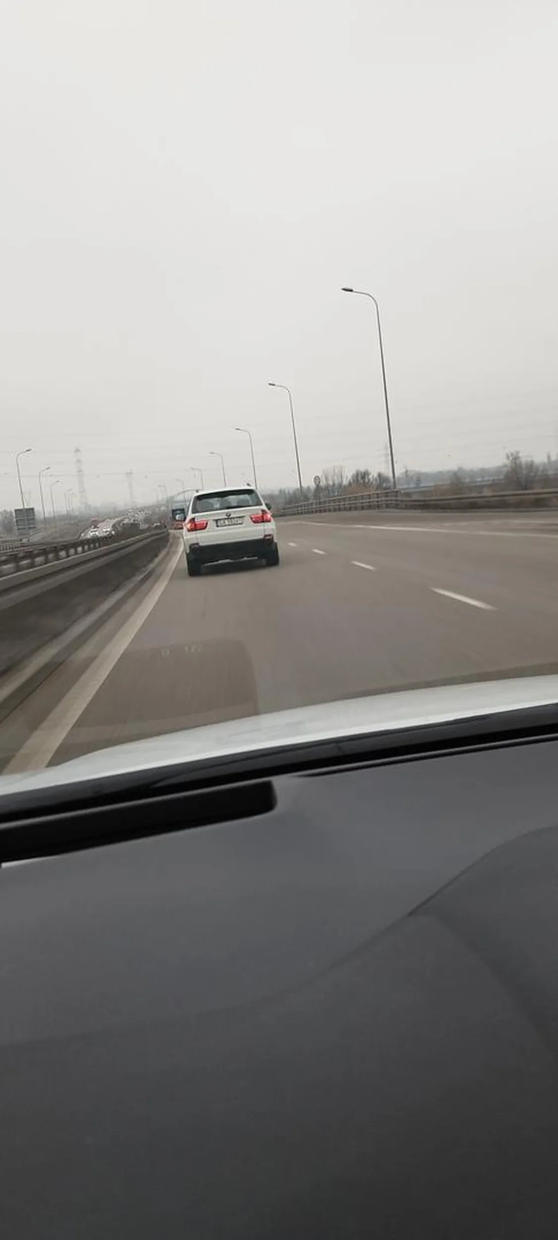 Nie polecam leszcza który jedzie lewym jak ci**. Gdy chcemy go wyprzedzić prawa strona nagle przyspiesz i zajeżdża drogę. Ham z BMW, uważajcie na śledzia.