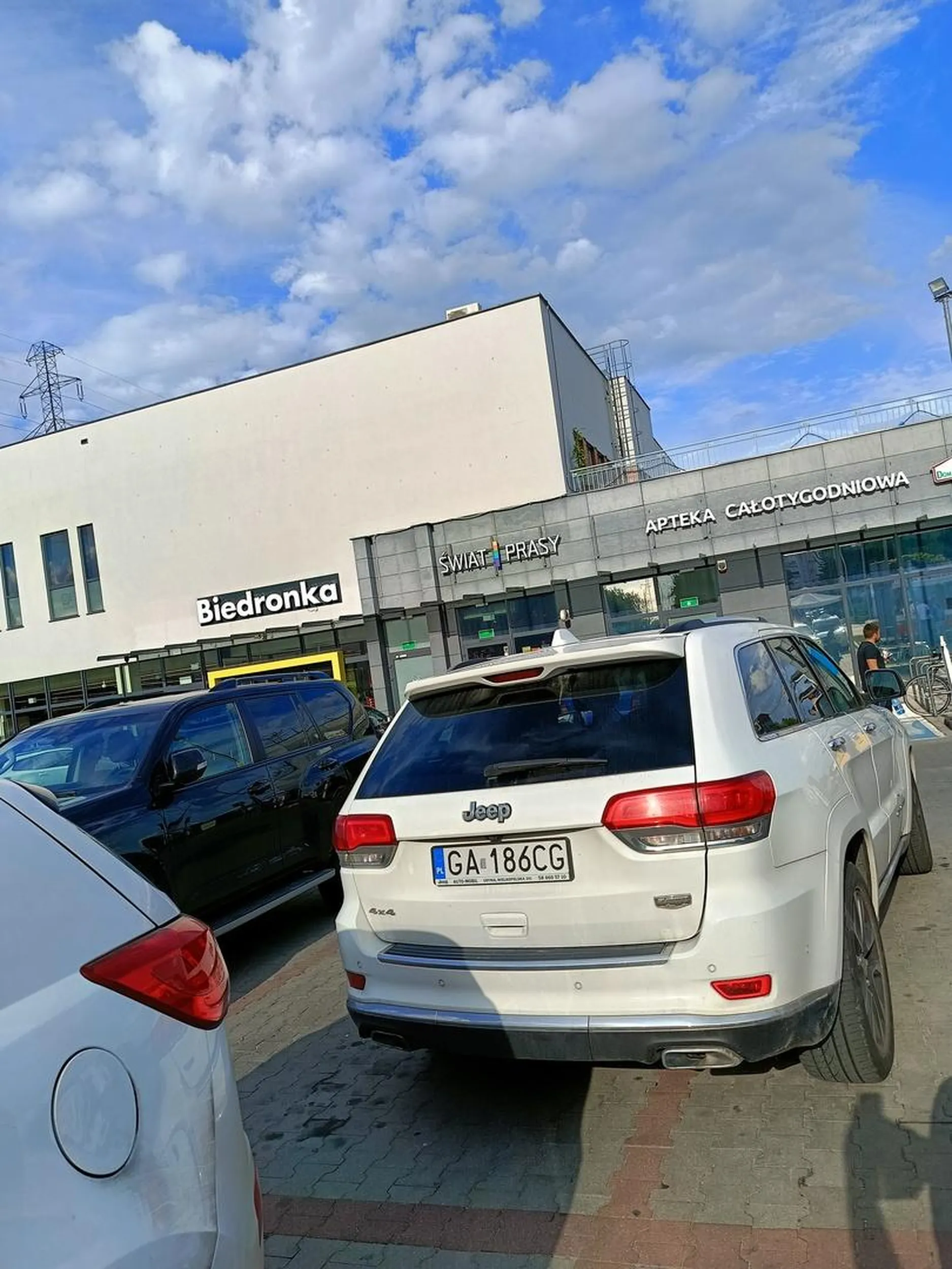 Brawo dla tego pana za parkowanie na 2 miejscach parkingowych i ma totalnie gdzieś jak się zwróciło uwagę że ma normalnie zaparkować