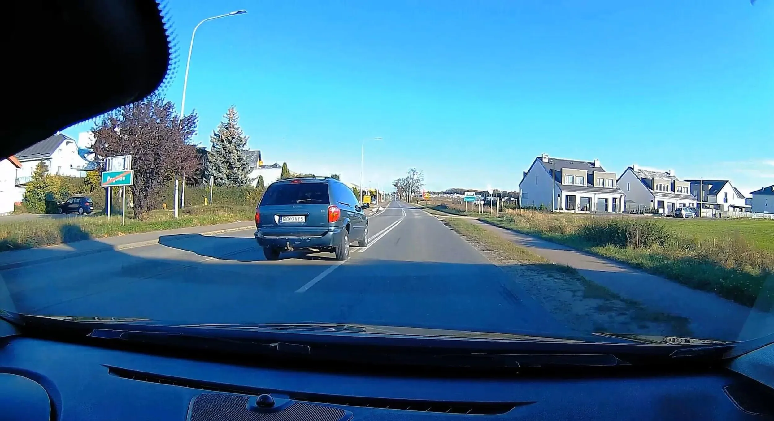 Najpierw burak swoim rzęchem siedział mi na ogonie, a potem zaraz za przejściem dla pieszych kierunek i wyprzedzanie, wcześniej na przerywanej, a potem jak widać. Teren zabudowany za 50 metrów, a on tylko się oddalał. Fakt, jechałem z 60 km/h, no ale on na pewno ponad 80.