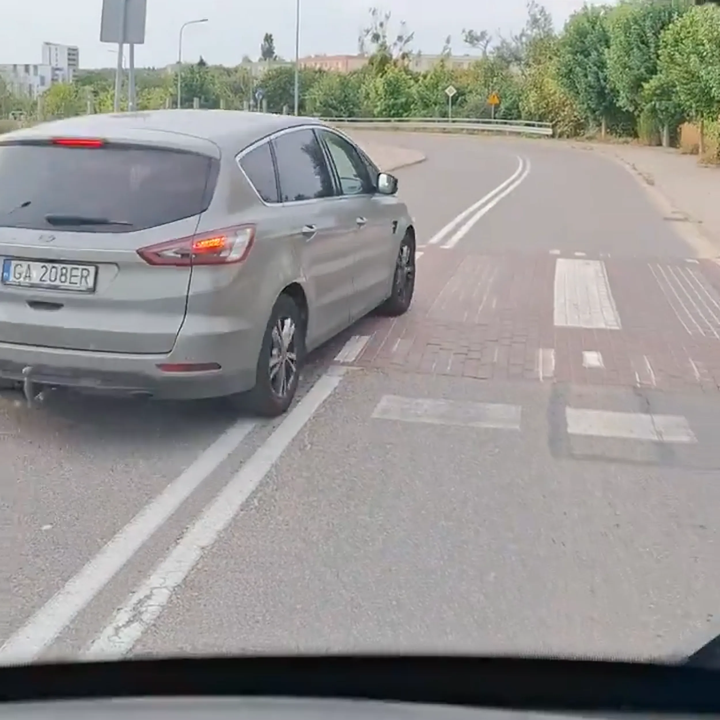 Wymija autobus przez podwójną ciągłą, przy przejściu dla pieszych!