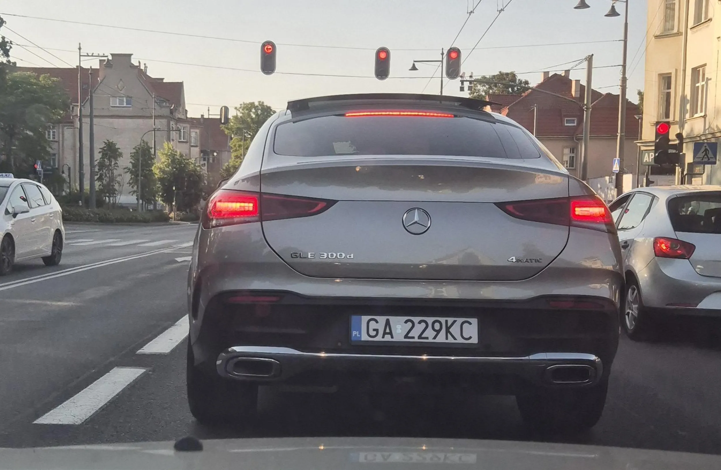 Srebrny Mercedes GLE 300d. Jeździ jak wariat. Nie używa kierunkowskazów, trąbi bo ktoś jeździ za wolno prawym pasem, na siłę wpycha się na lewy pas, w 50 jeździ 80+... Prawo jazdy chyba wygrane w chipsach.